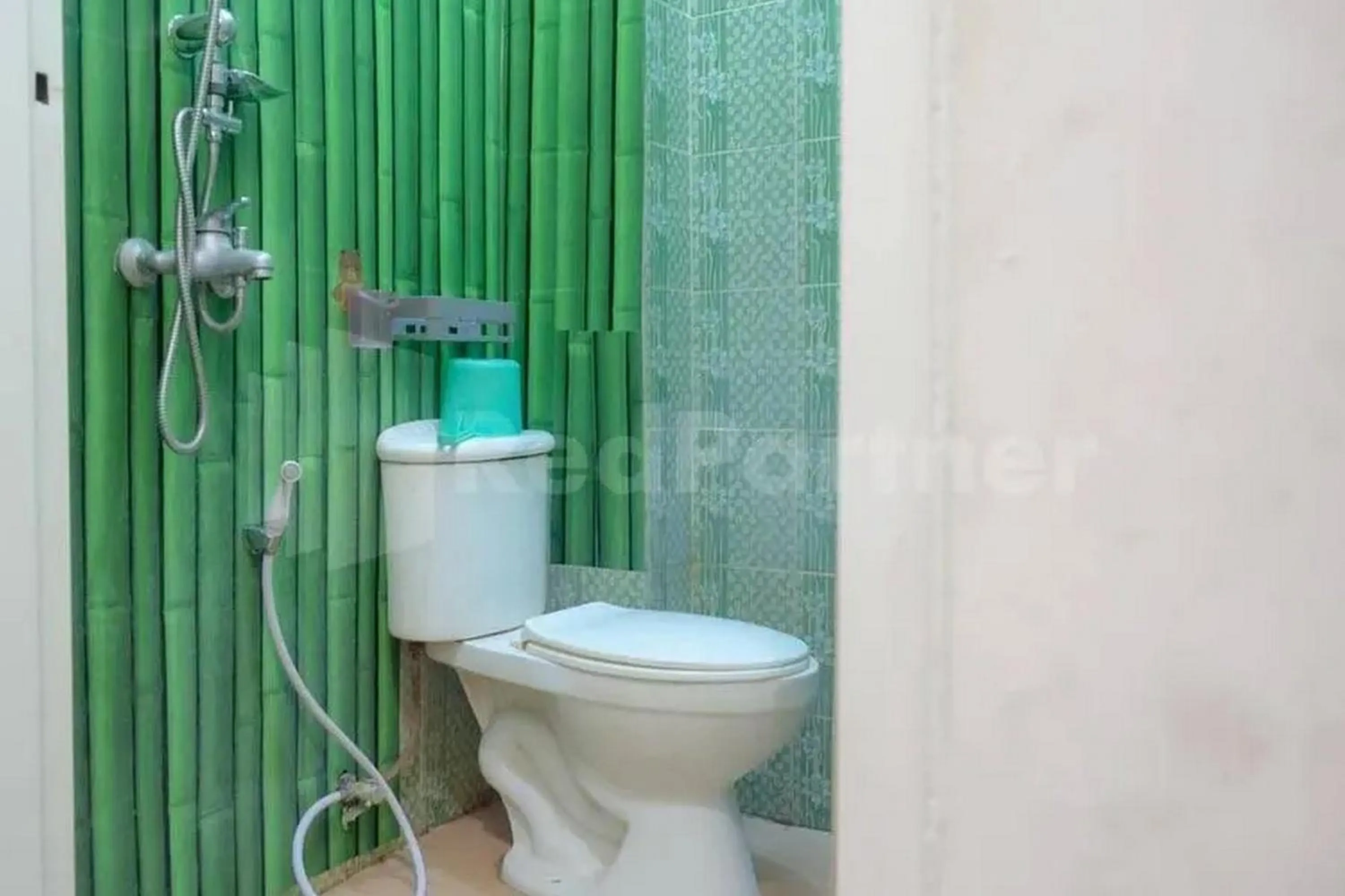Bathroom in Homestay Babussalam Rungkut Mitra RedDoorz