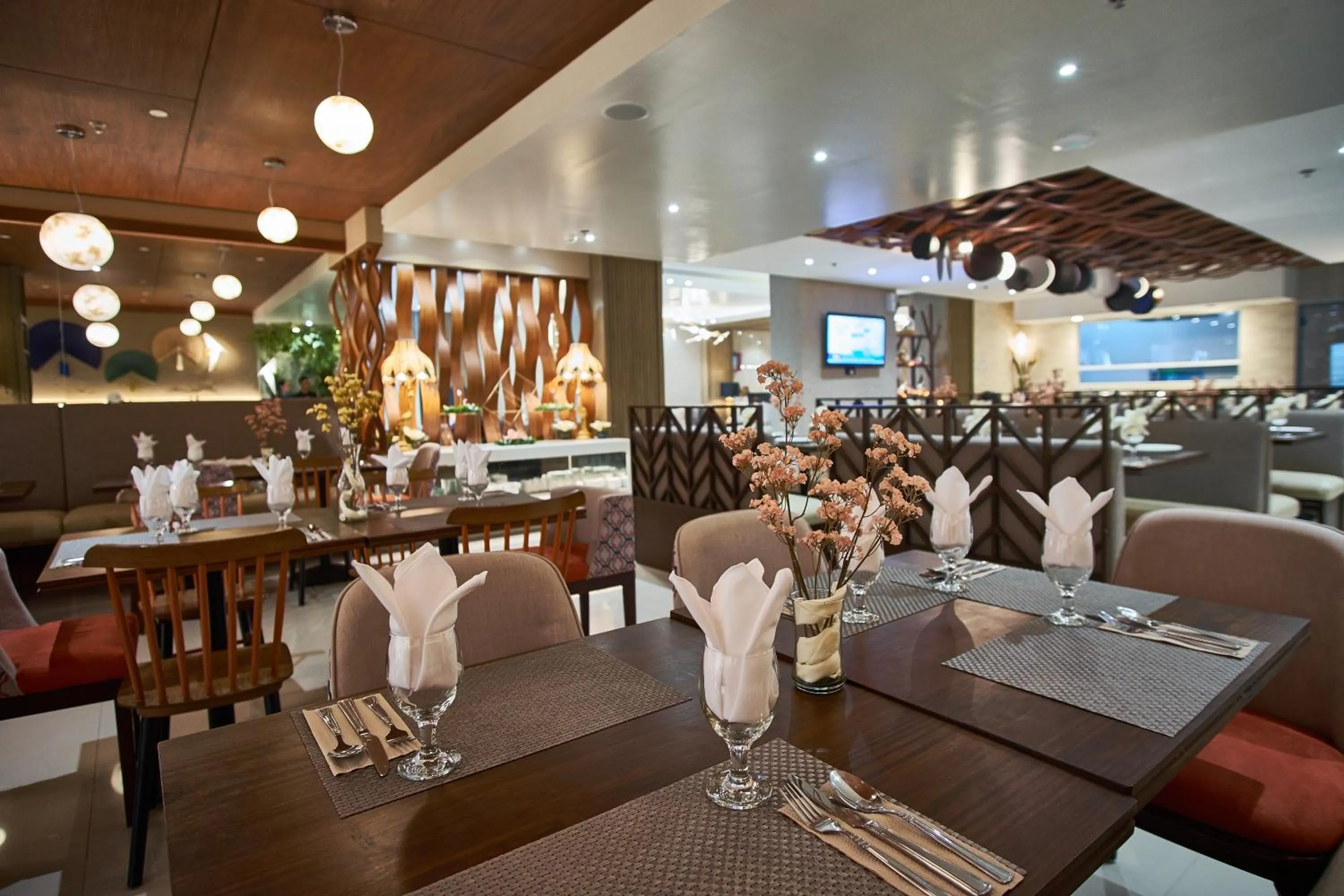 Restaurant/places to eat in J7 Hotel