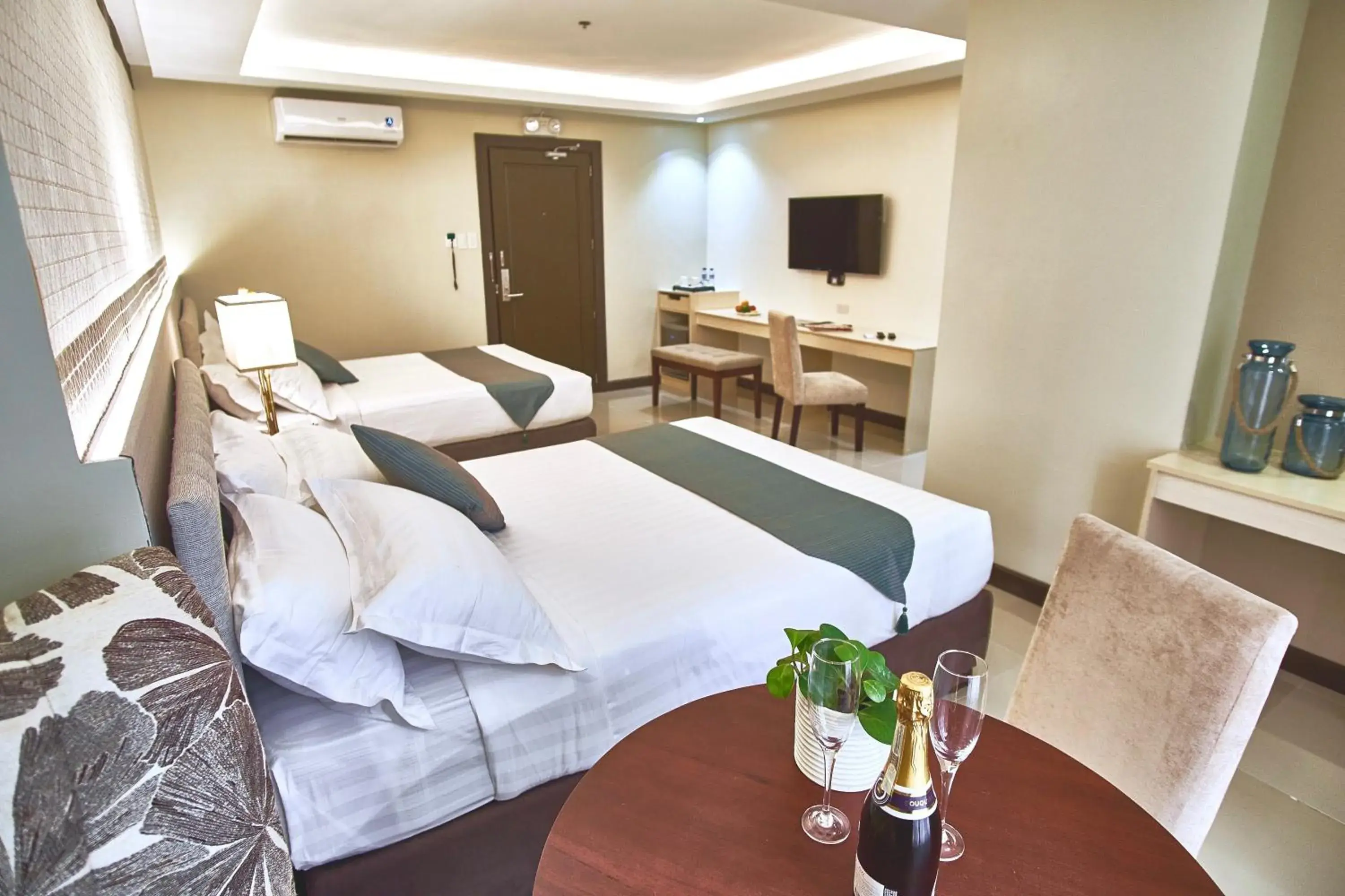 Large Double or Twin Room in J7 Hotel Large Double or Twin Room in J7 Hotel