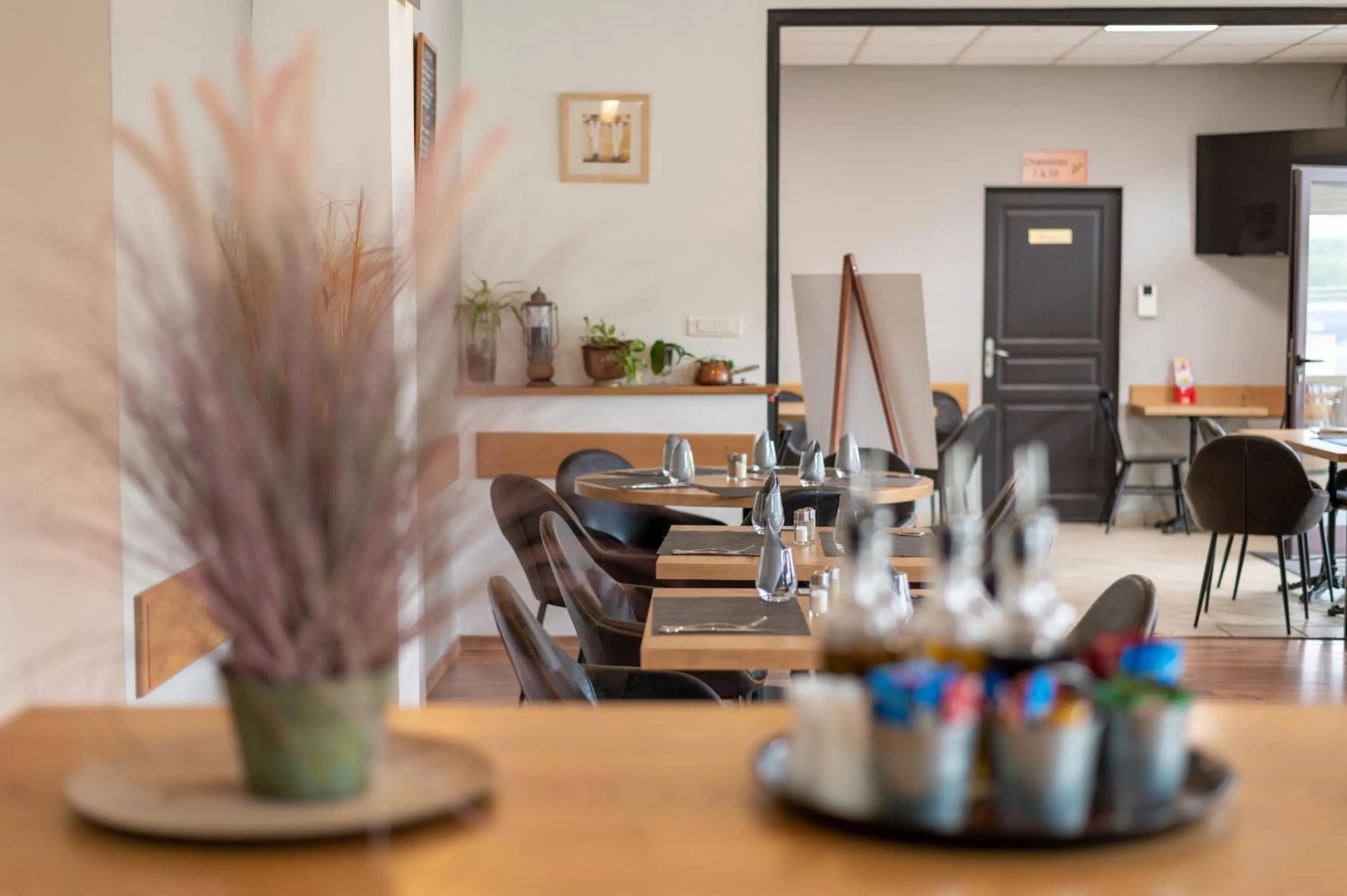 Restaurant/places to eat in Hôtel Des Nacres