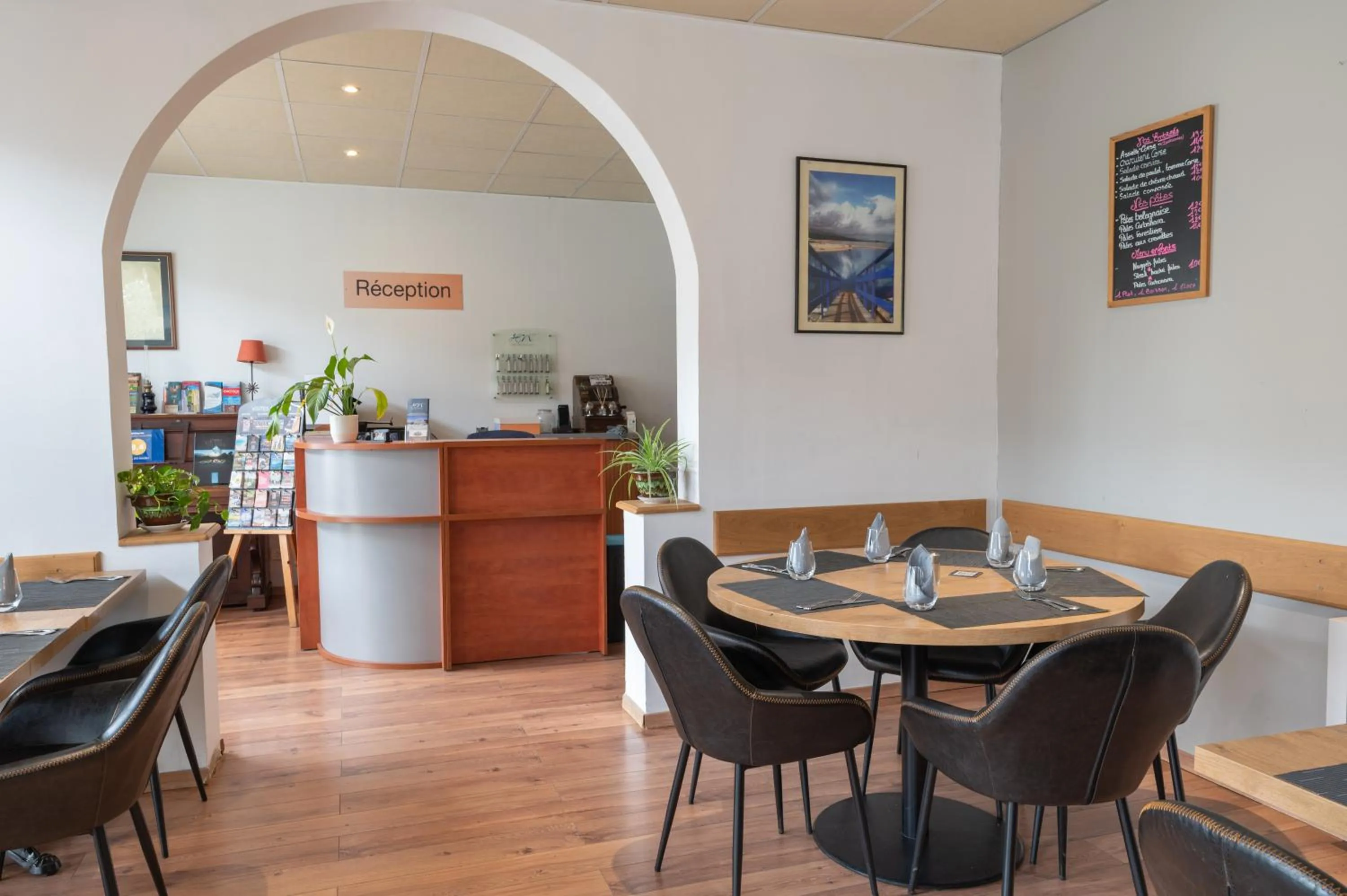 Restaurant/places to eat in Hôtel Des Nacres