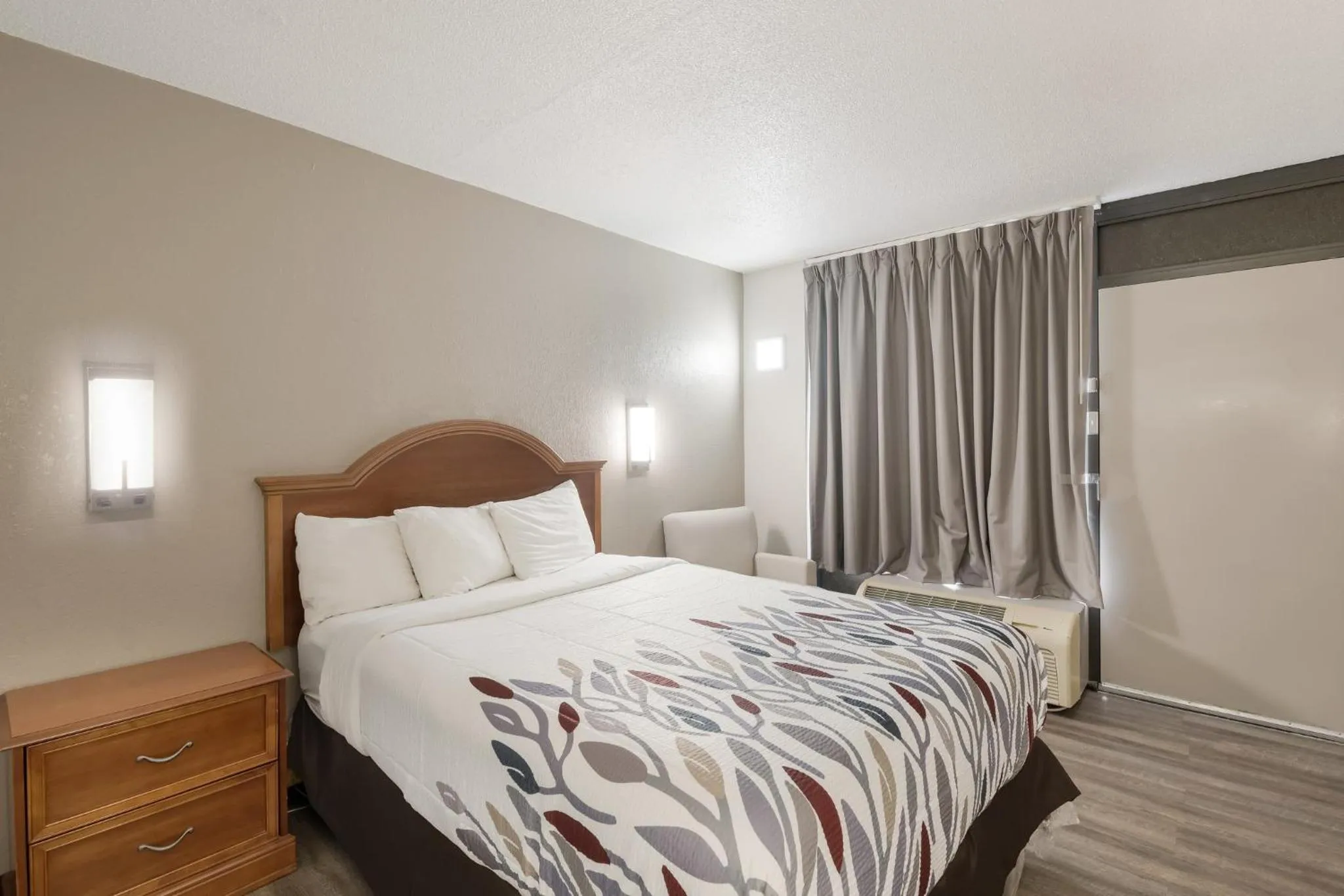 Photo of the whole room, Bed in Red Roof Inn Lenoir