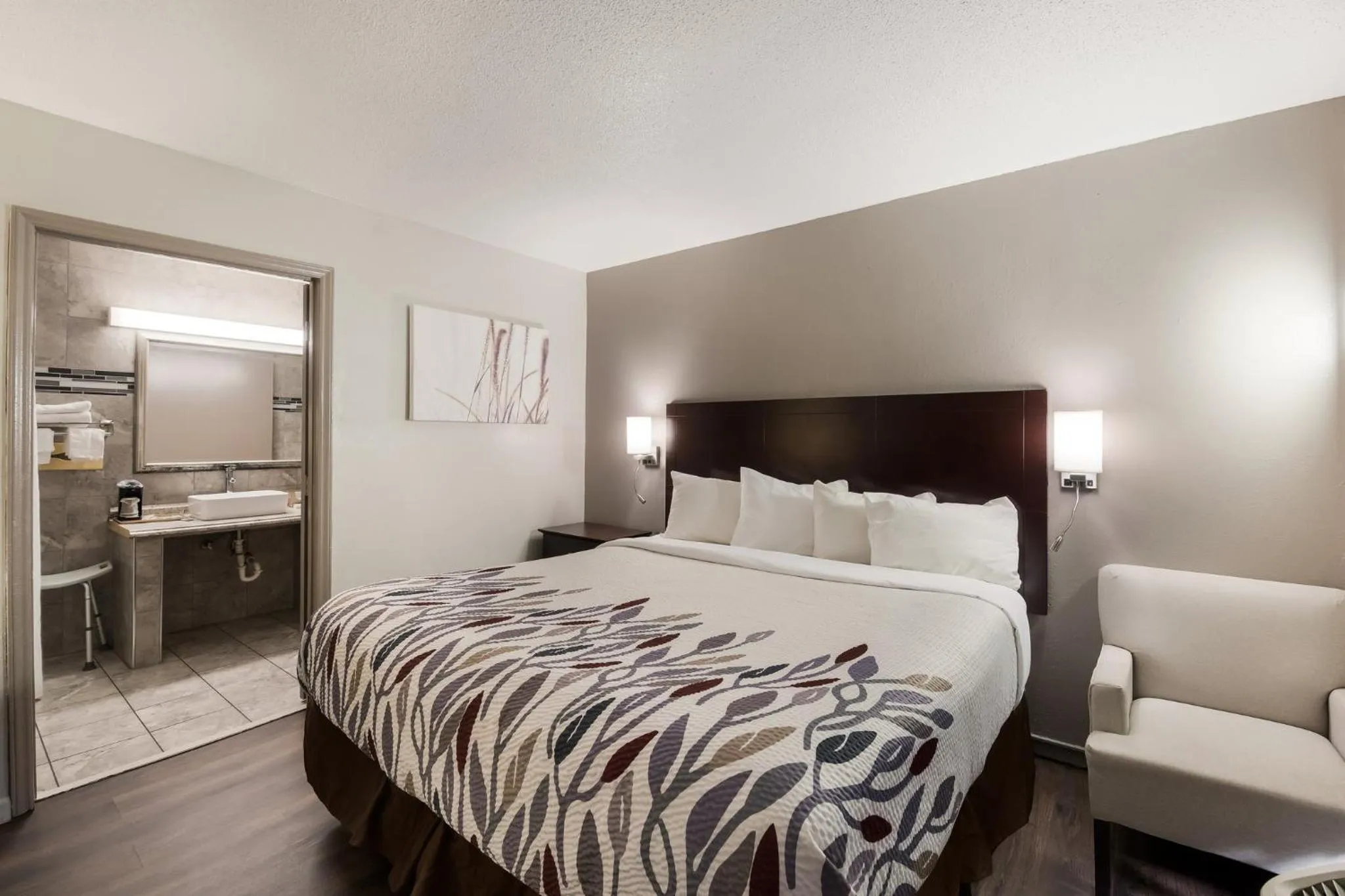 Photo of the whole room, Bed in Red Roof Inn Lenoir