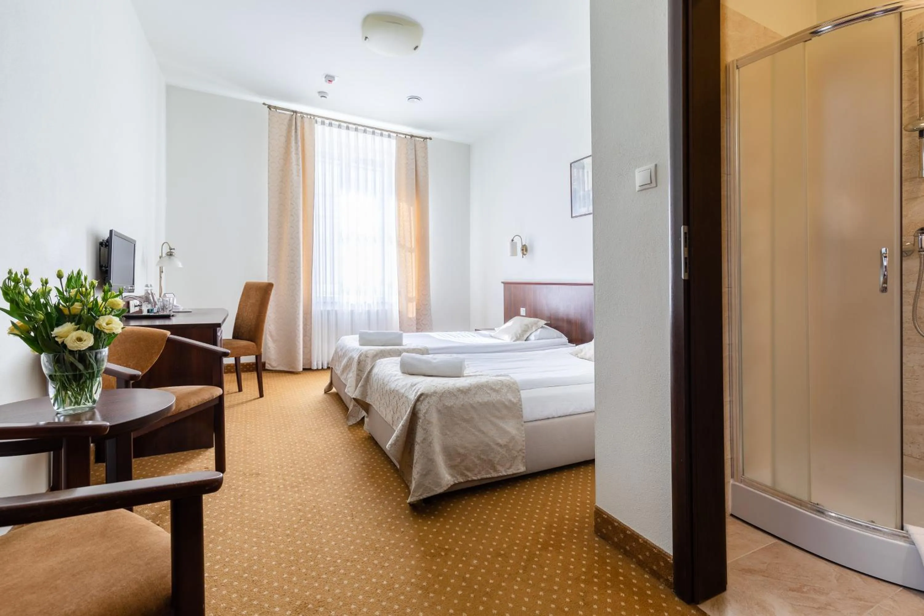 Shower, Bed in Kamienica Szefferów 1848 r.