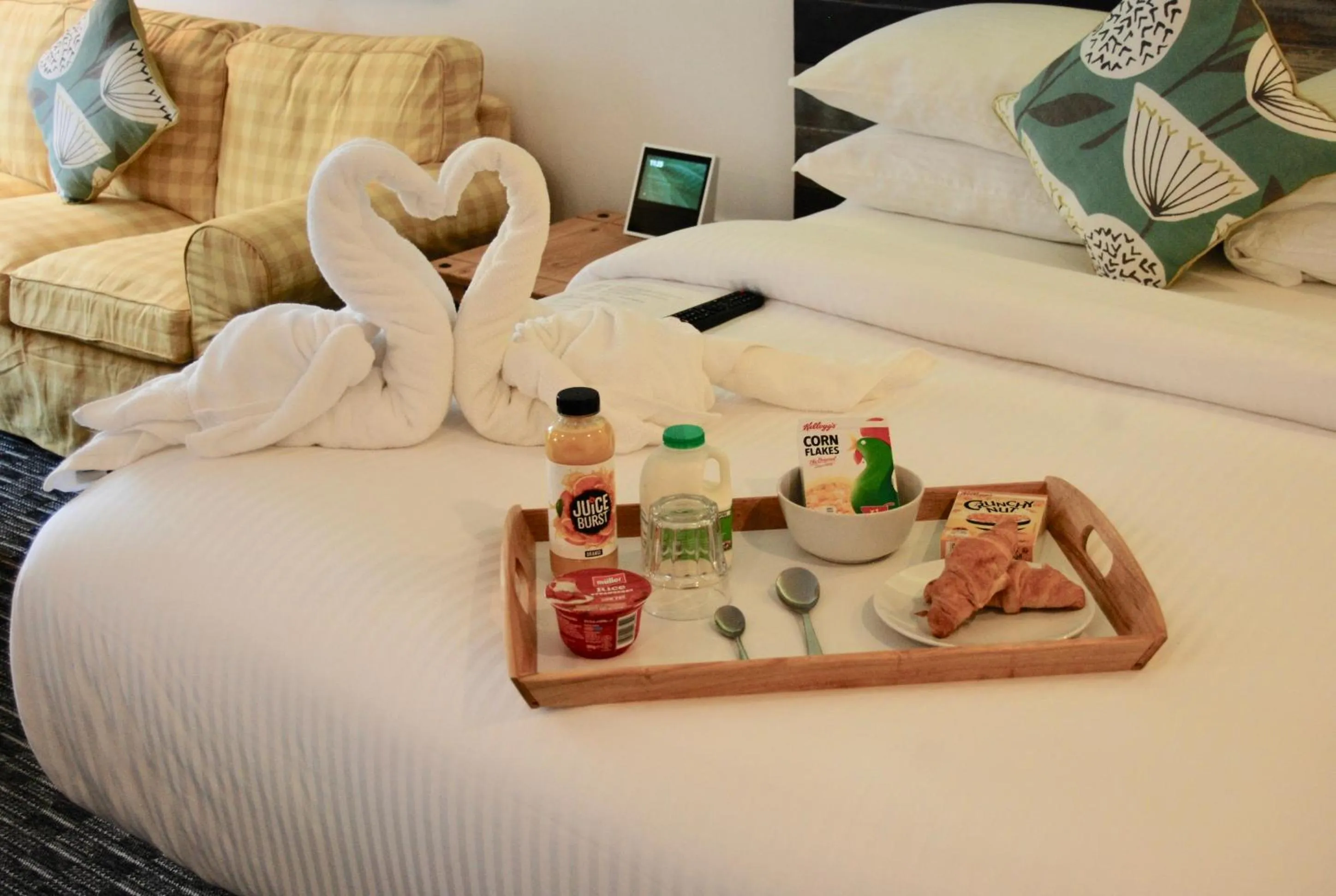 Lake view, Bed in TheWaterfrontLodges