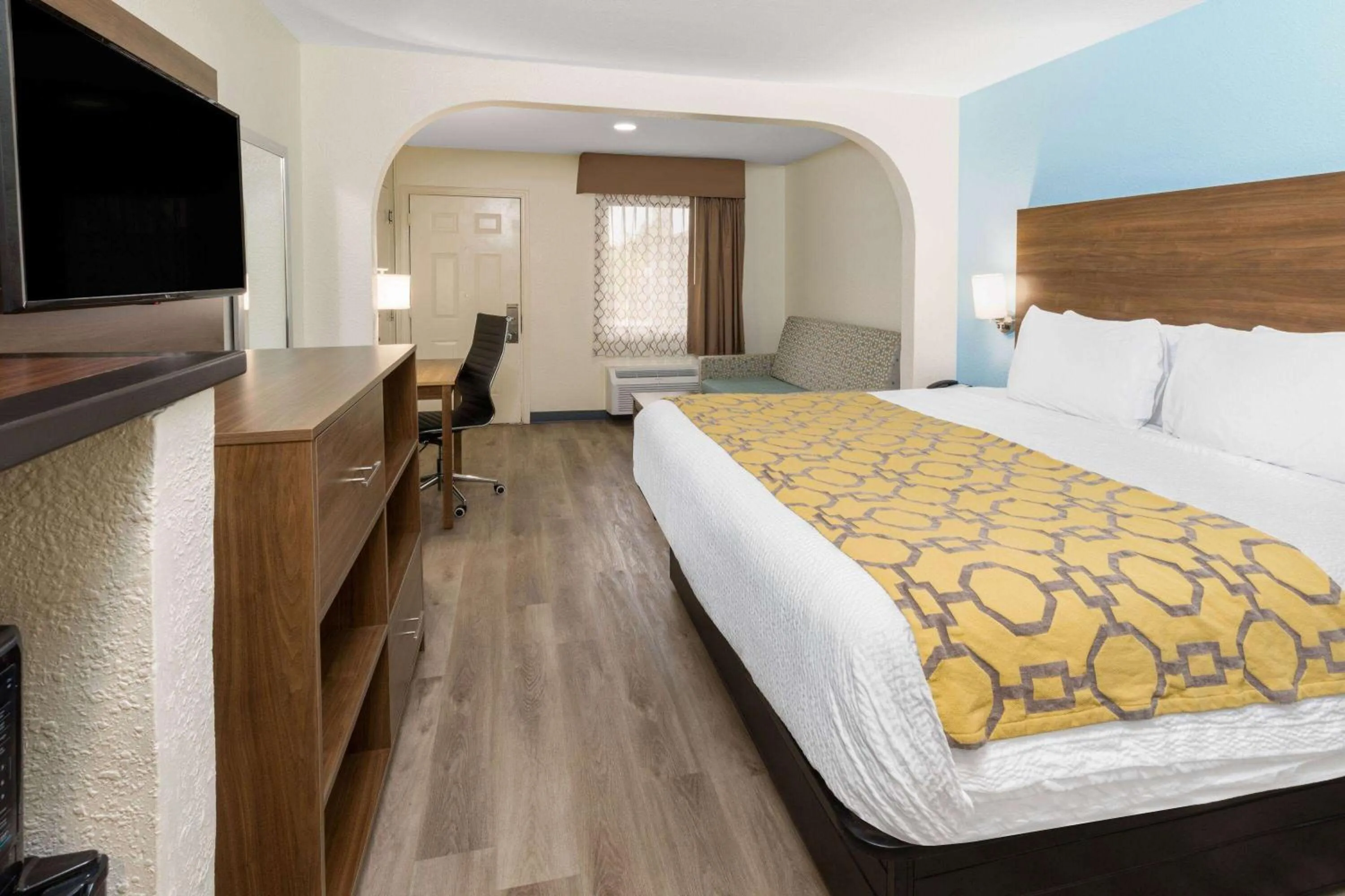 Photo of the whole room, Bed in Baymont by Wyndham Biloxi - Ocean Springs