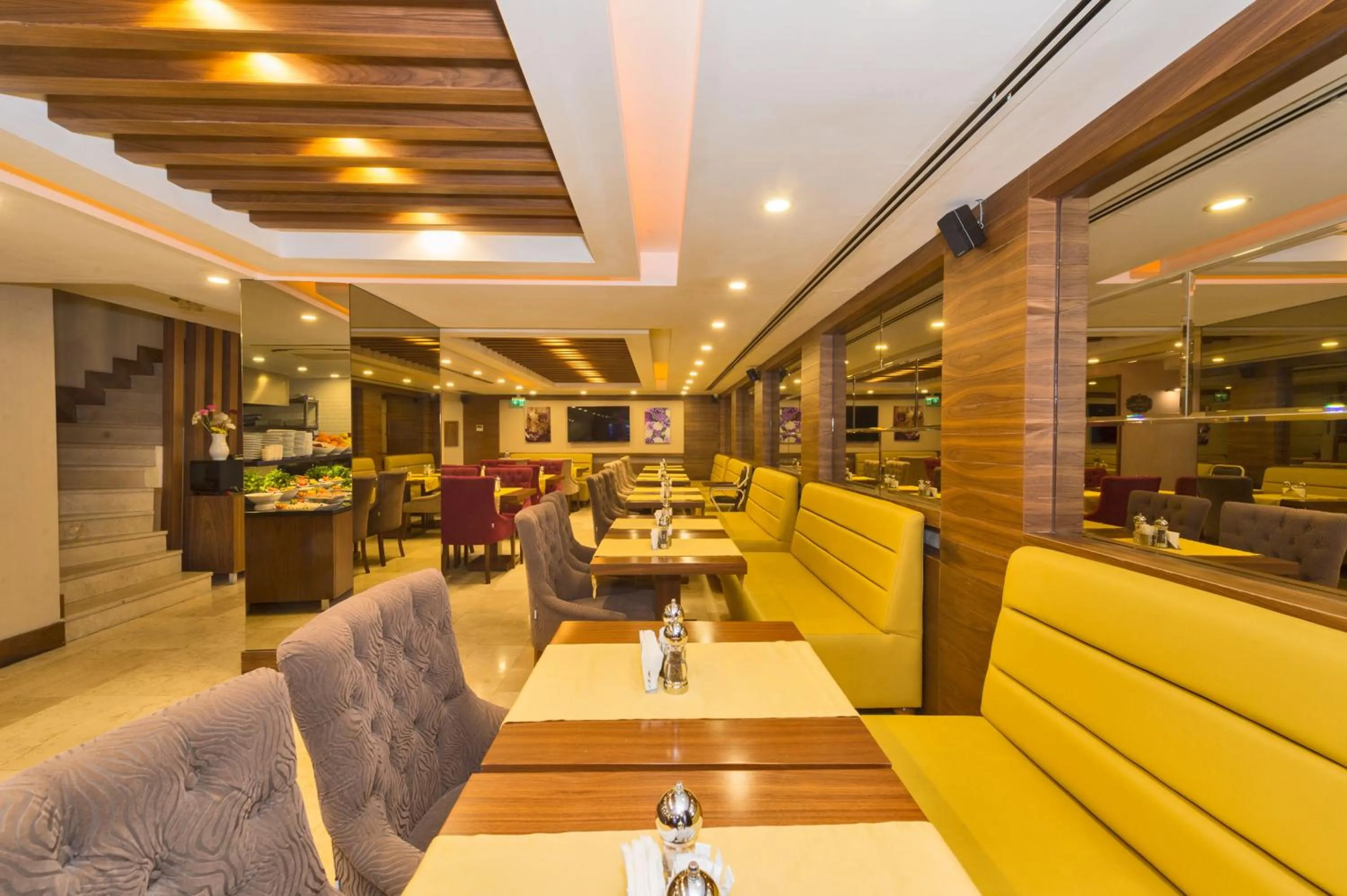 Restaurant/places to eat in Darkmen Hotel