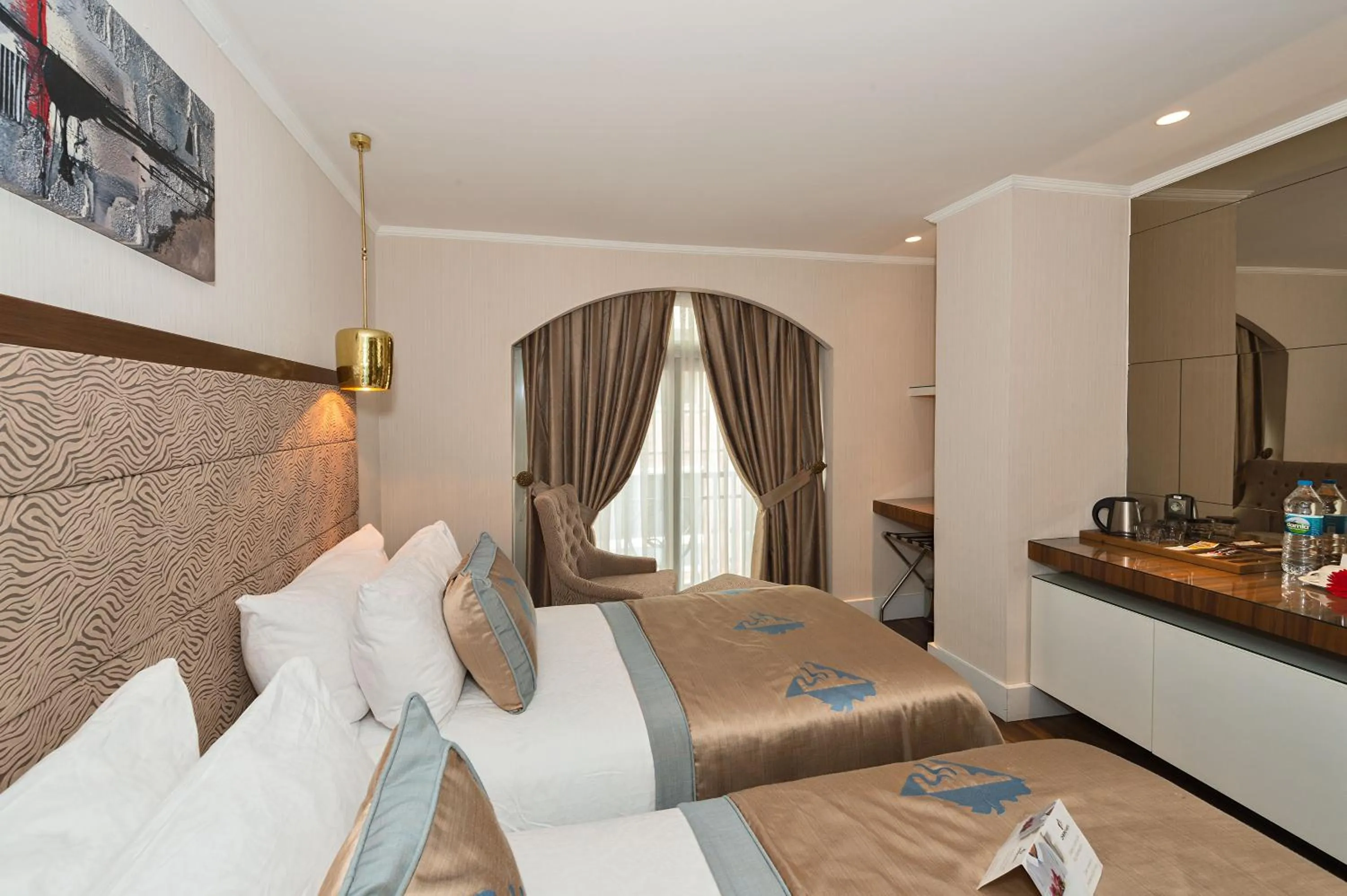 Photo of the whole room in Darkmen Hotel