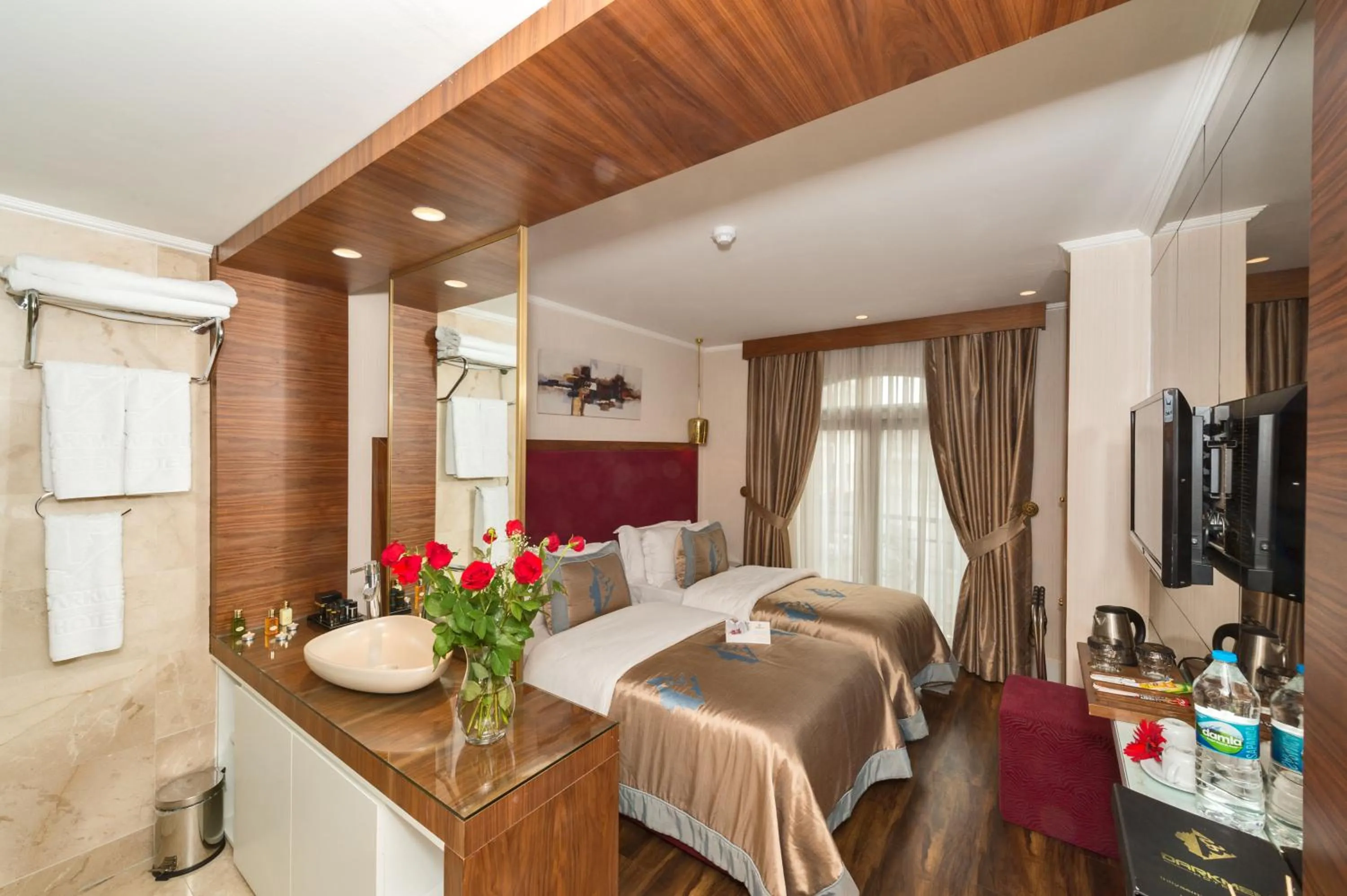 Photo of the whole room, Bed in Darkmen Hotel