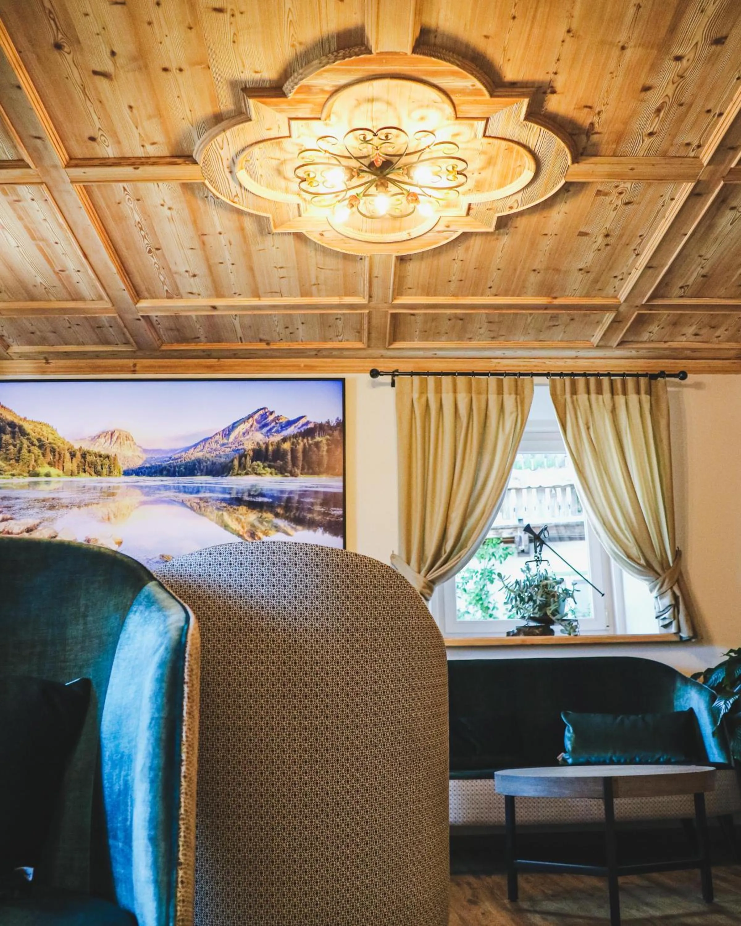 Communal lounge/ TV room in Hotel Des Alpes