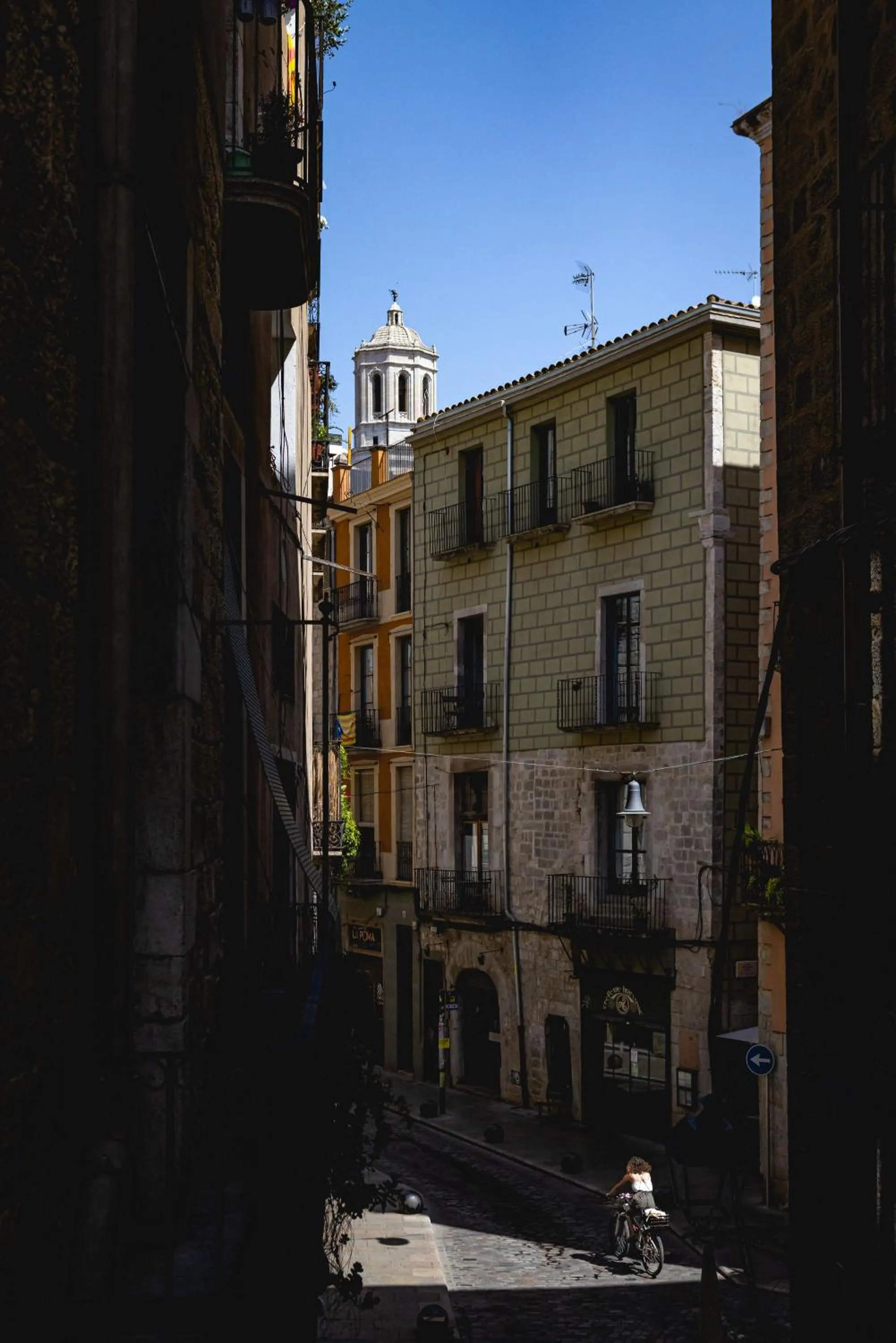 Nearby landmark in Bravissimo Cort Reial Entresol B