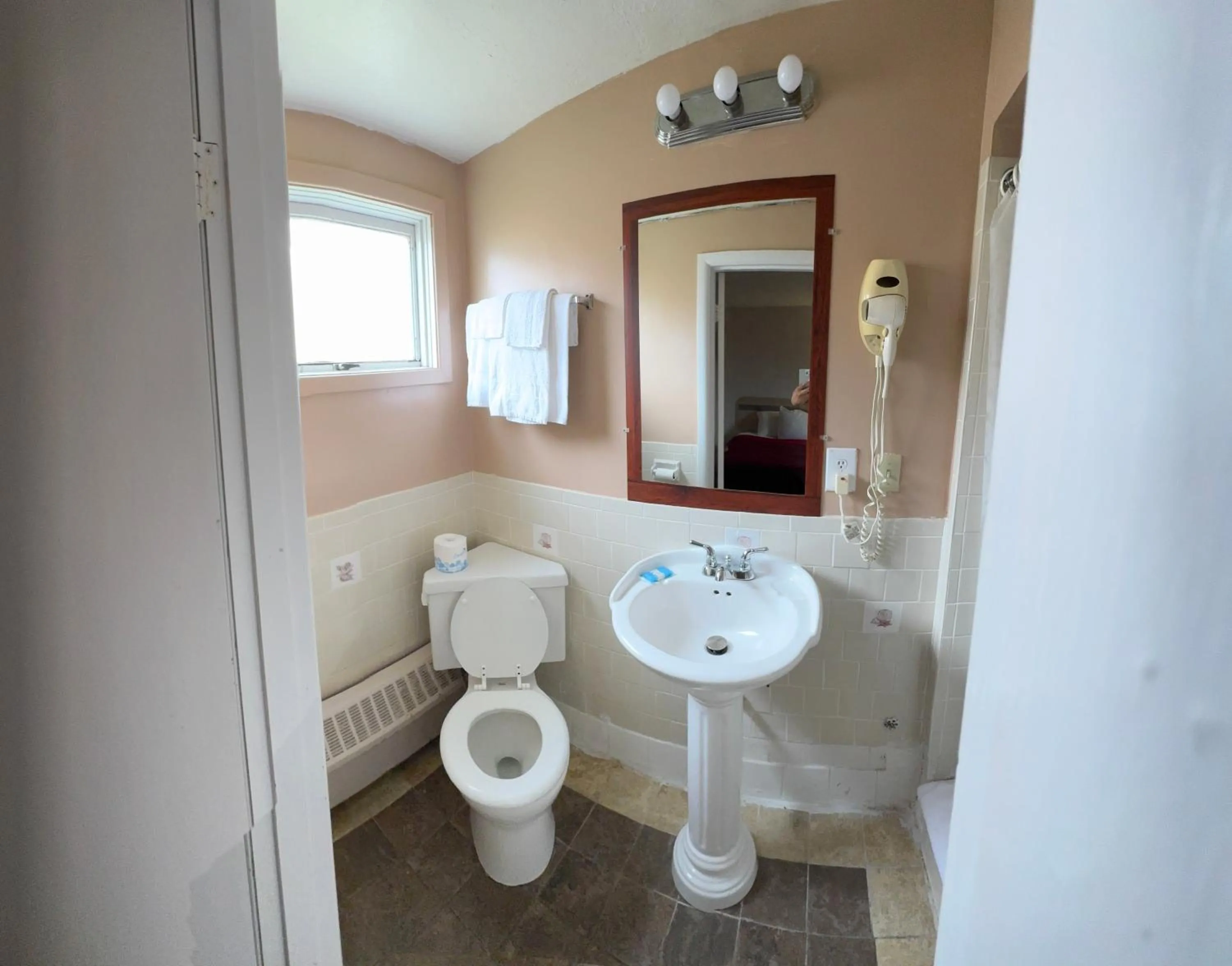 Bathroom in Sands Motel Niagara Falls