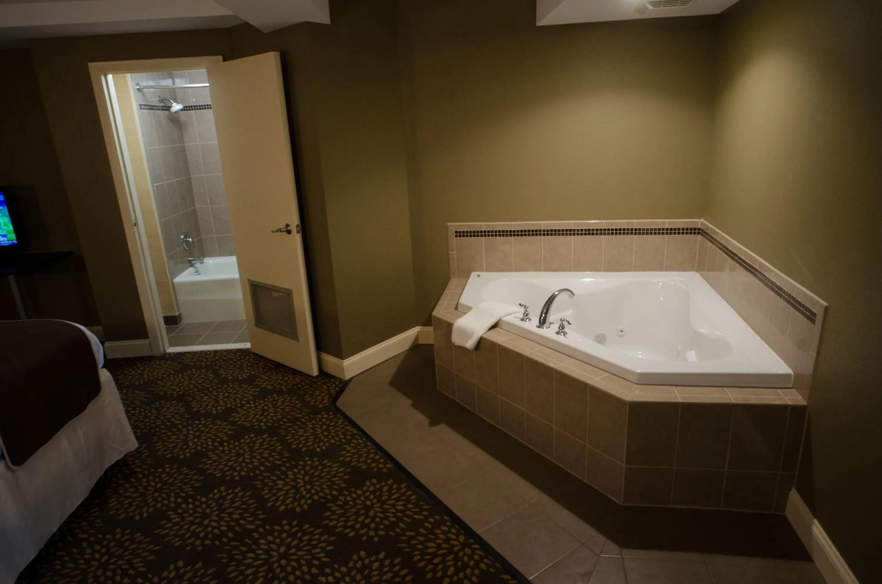 Photo of the whole room in Aashram Hotel by Niagara River