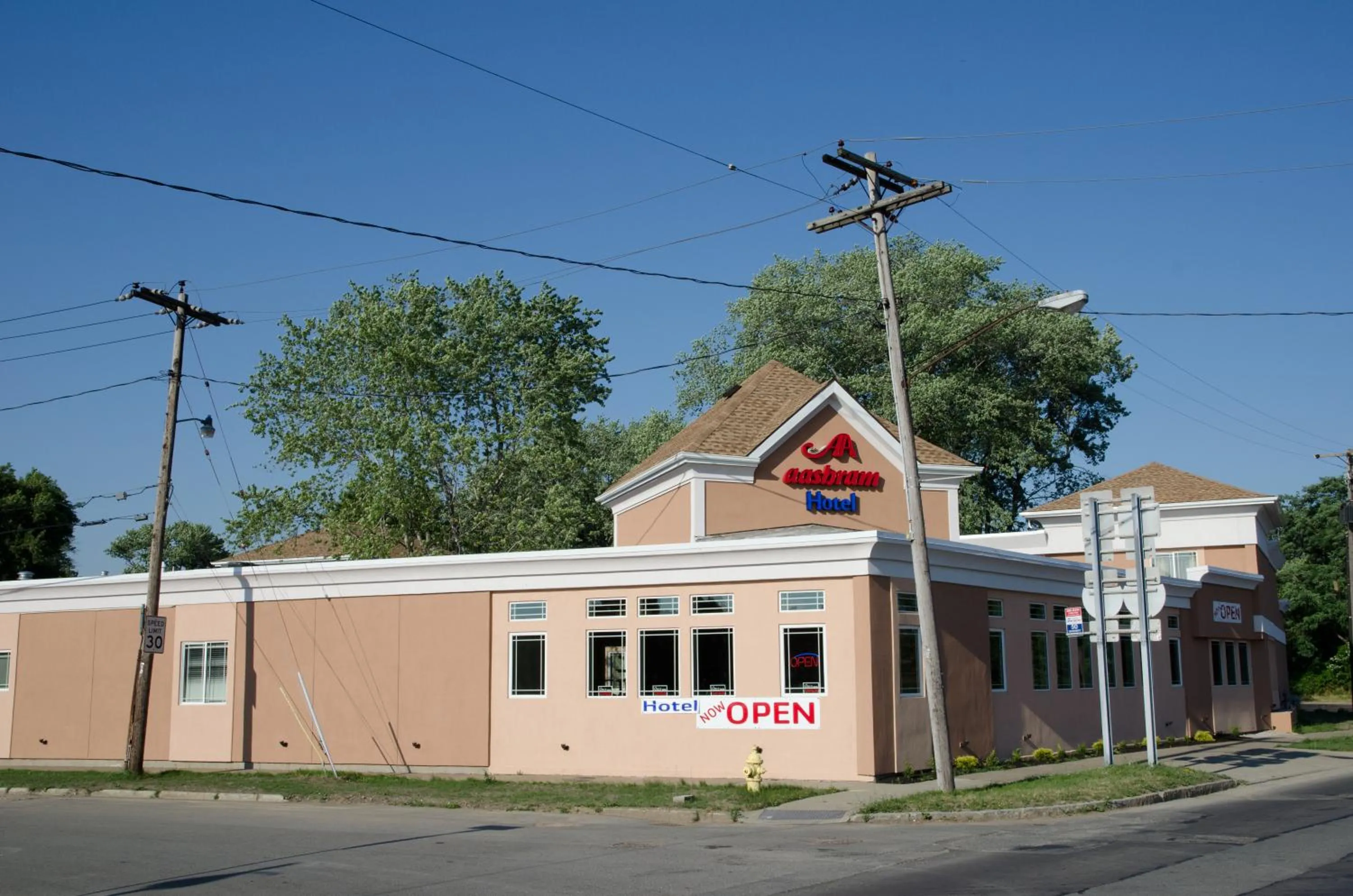 Facade/entrance in Aashram Hotel by Niagara River