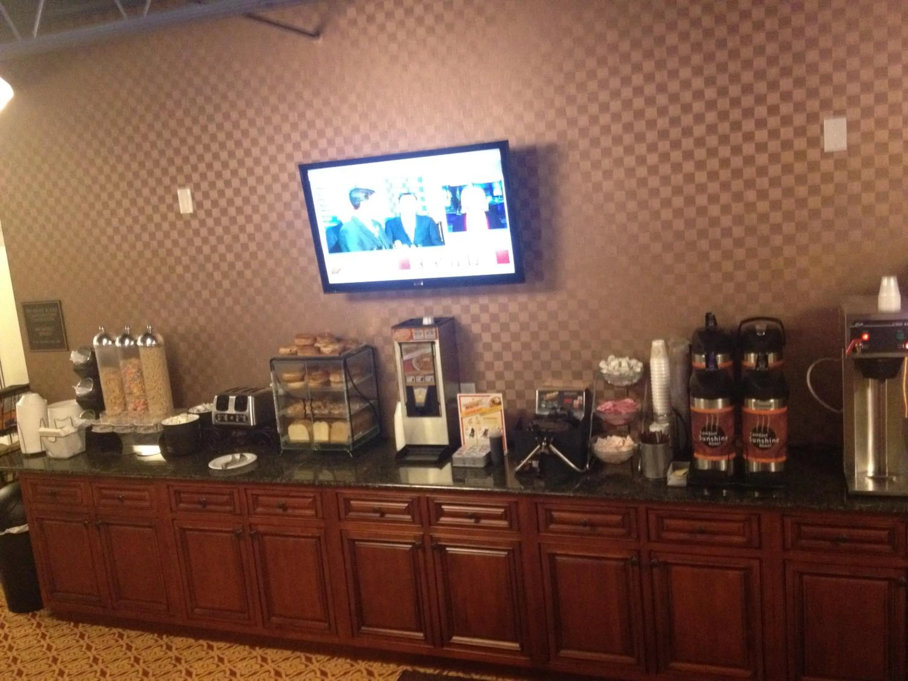 Restaurant/places to eat in Aashram Hotel by Niagara River