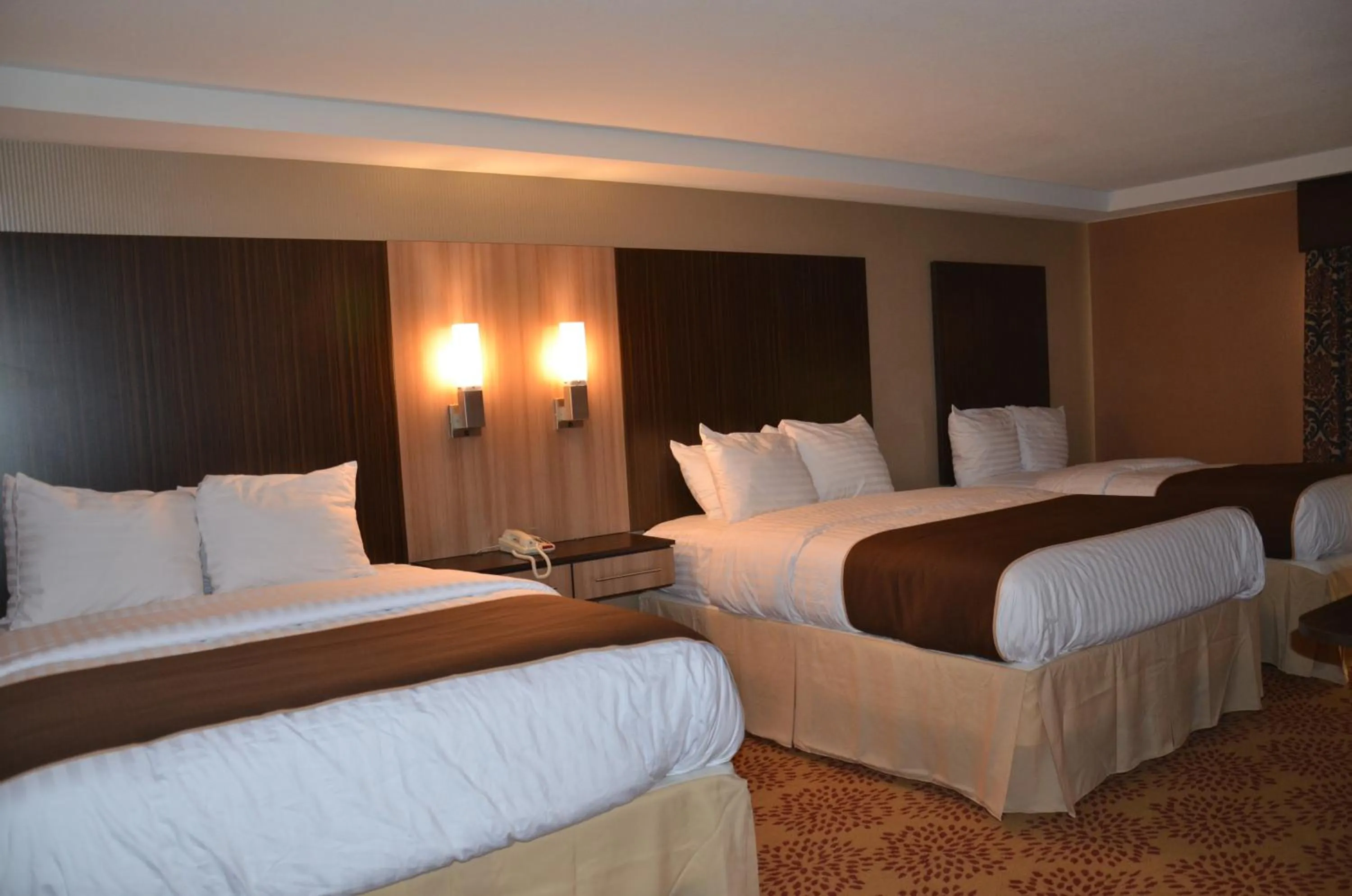 Bed in Aashram Hotel by Niagara River