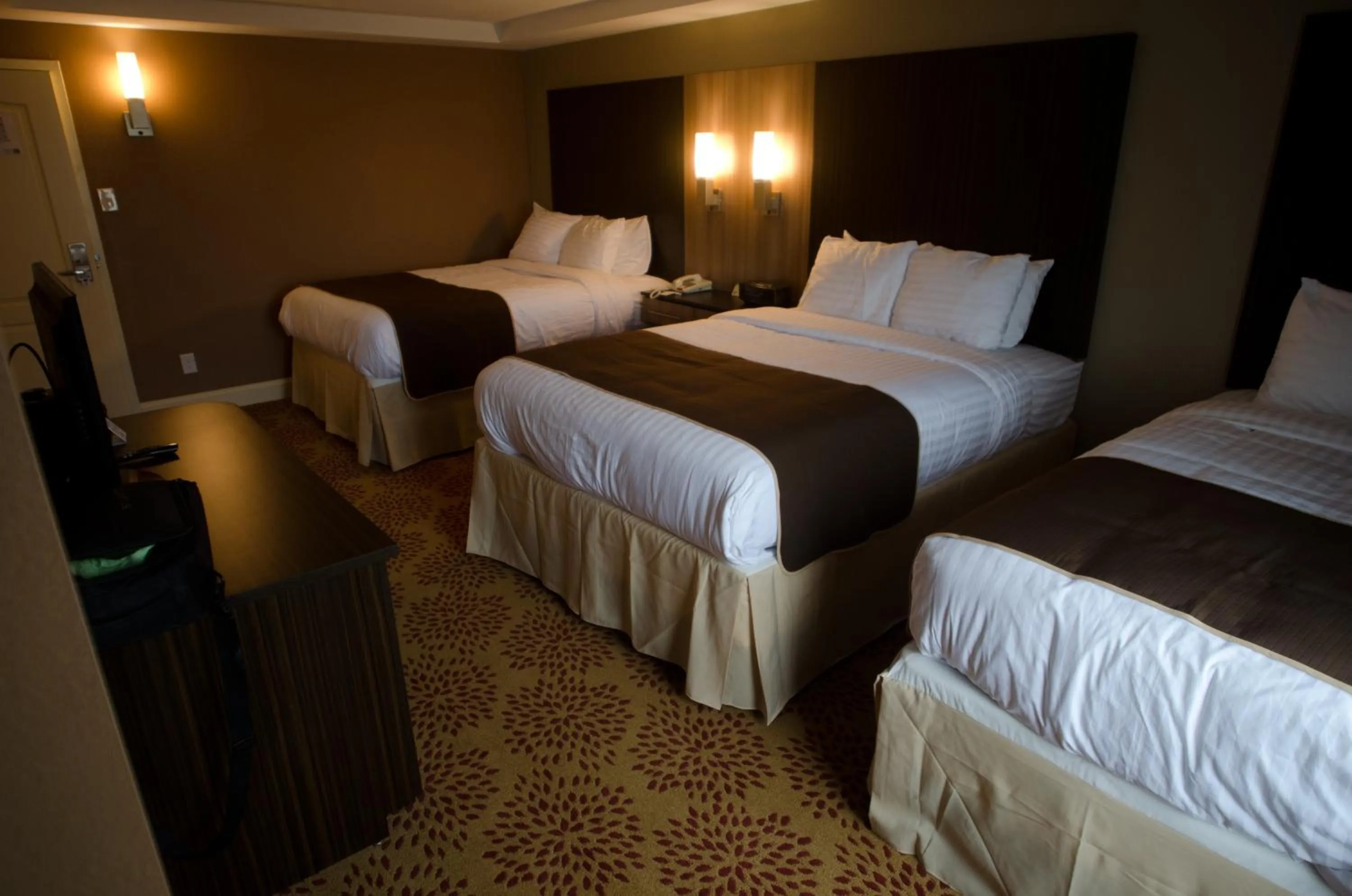 Bed in Aashram Hotel by Niagara River