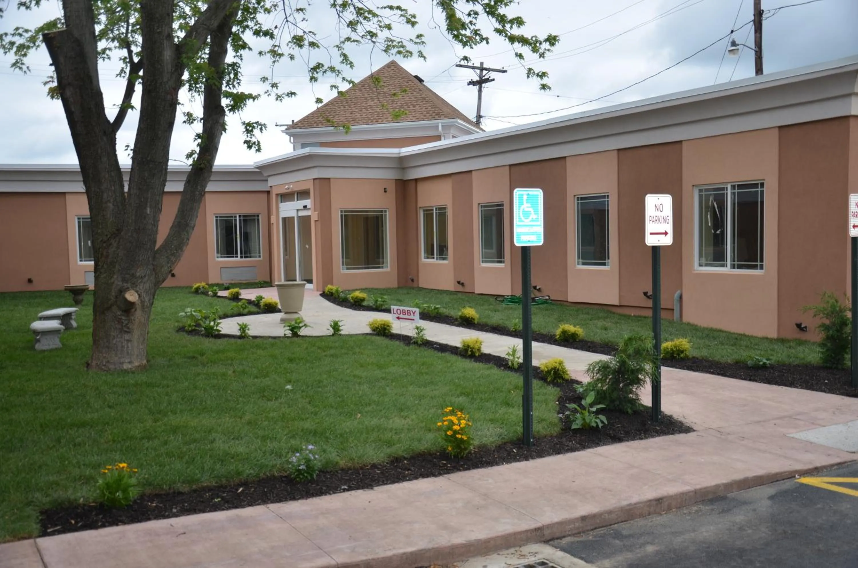 Facade/entrance in Aashram Hotel by Niagara River