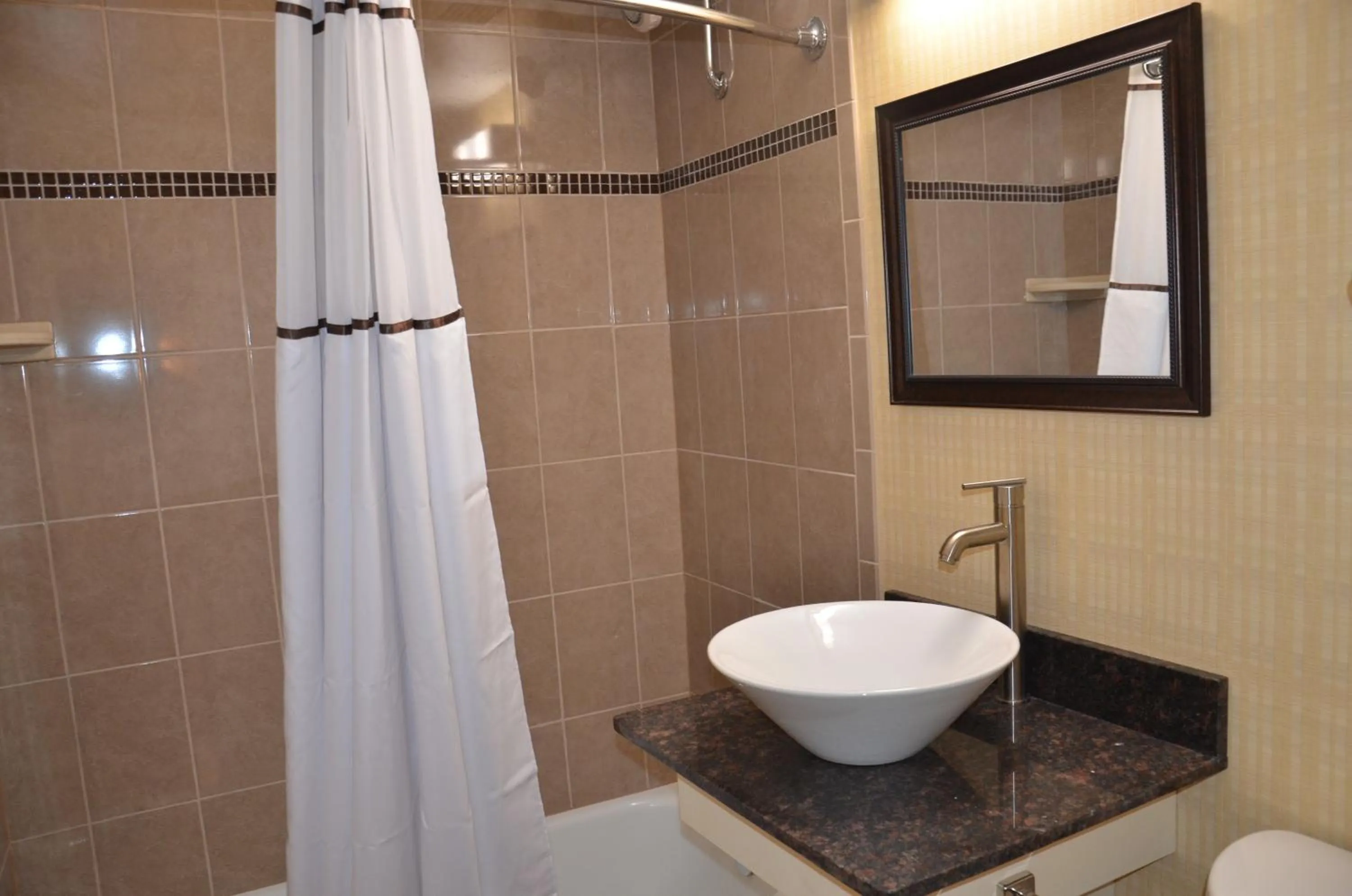 Bathroom in Aashram Hotel by Niagara River