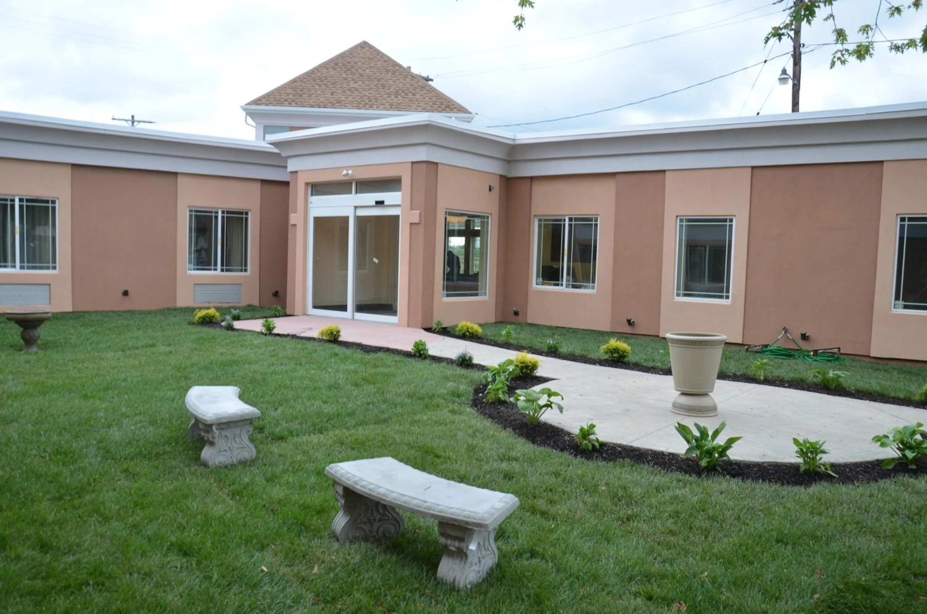Facade/entrance in Aashram Hotel by Niagara River