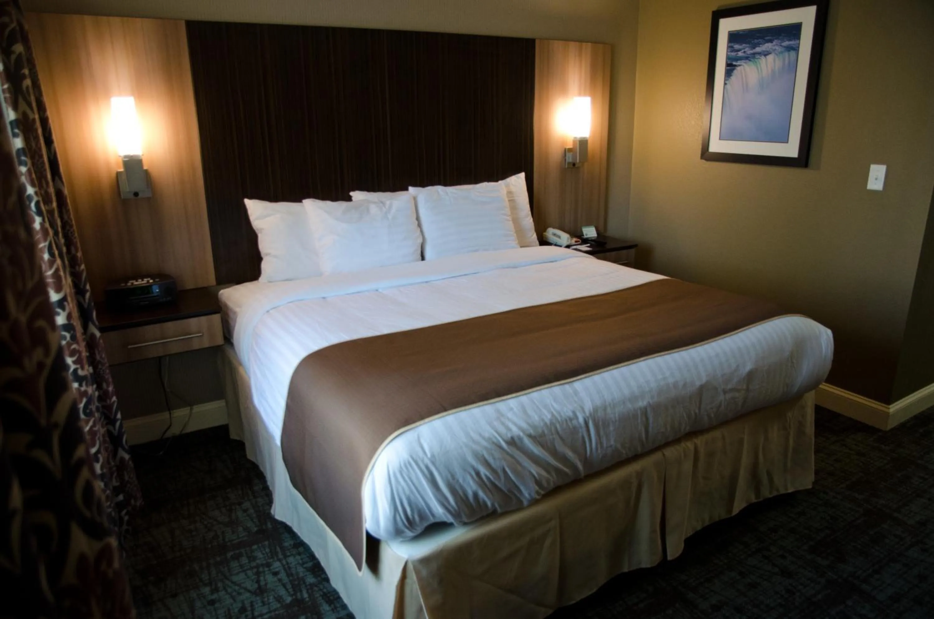 Bed in Aashram Hotel by Niagara River