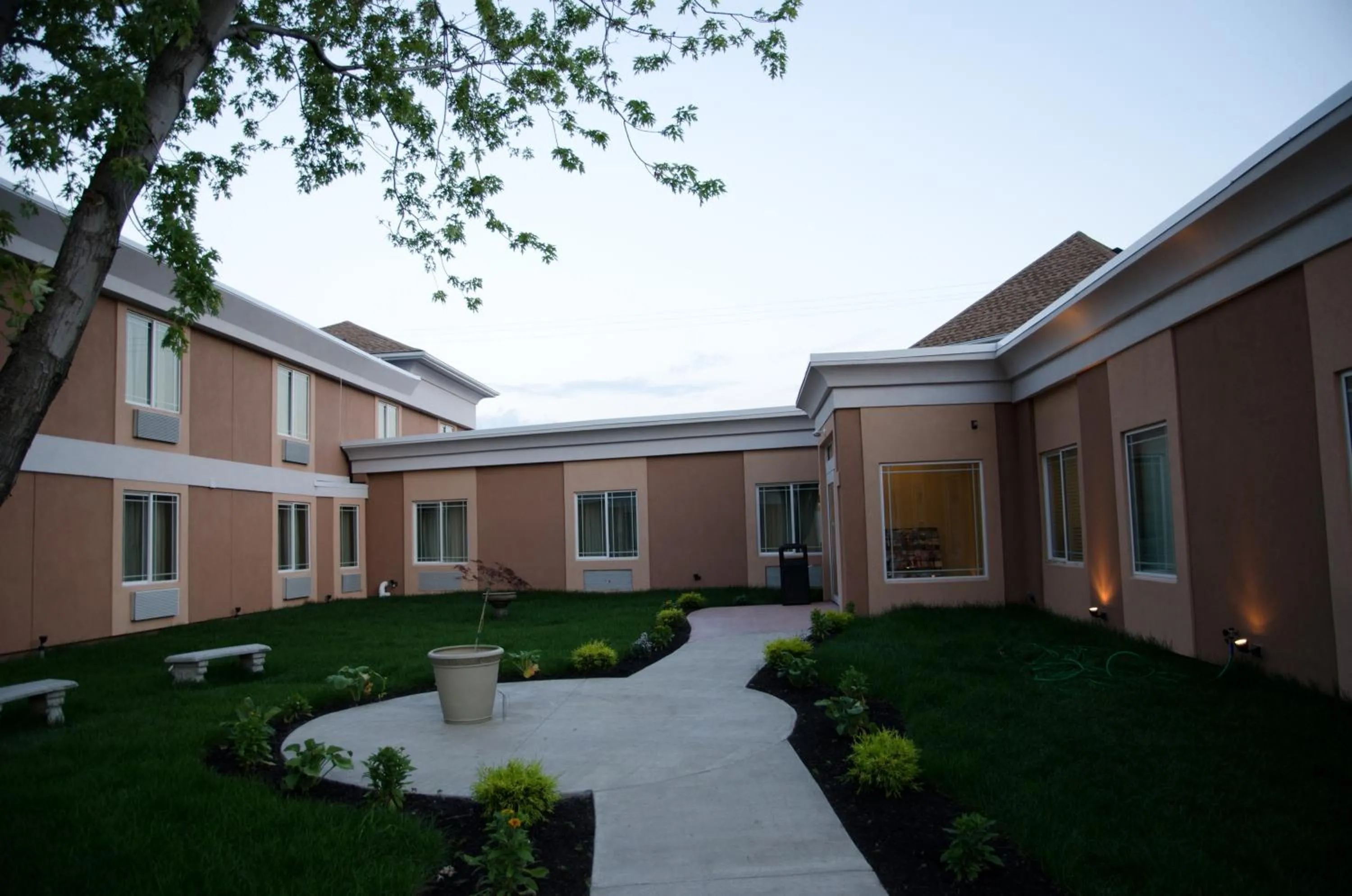 Facade/entrance in Aashram Hotel by Niagara River