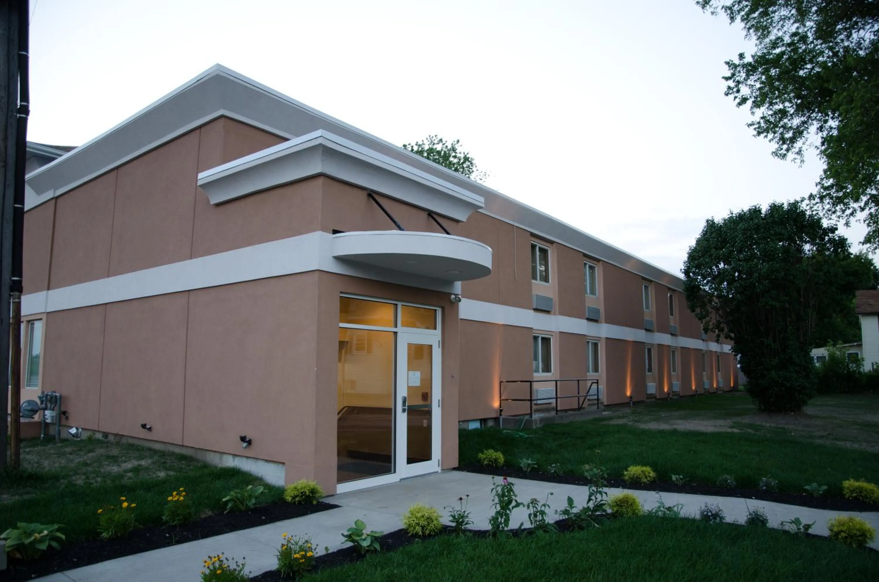Facade/entrance in Aashram Hotel by Niagara River