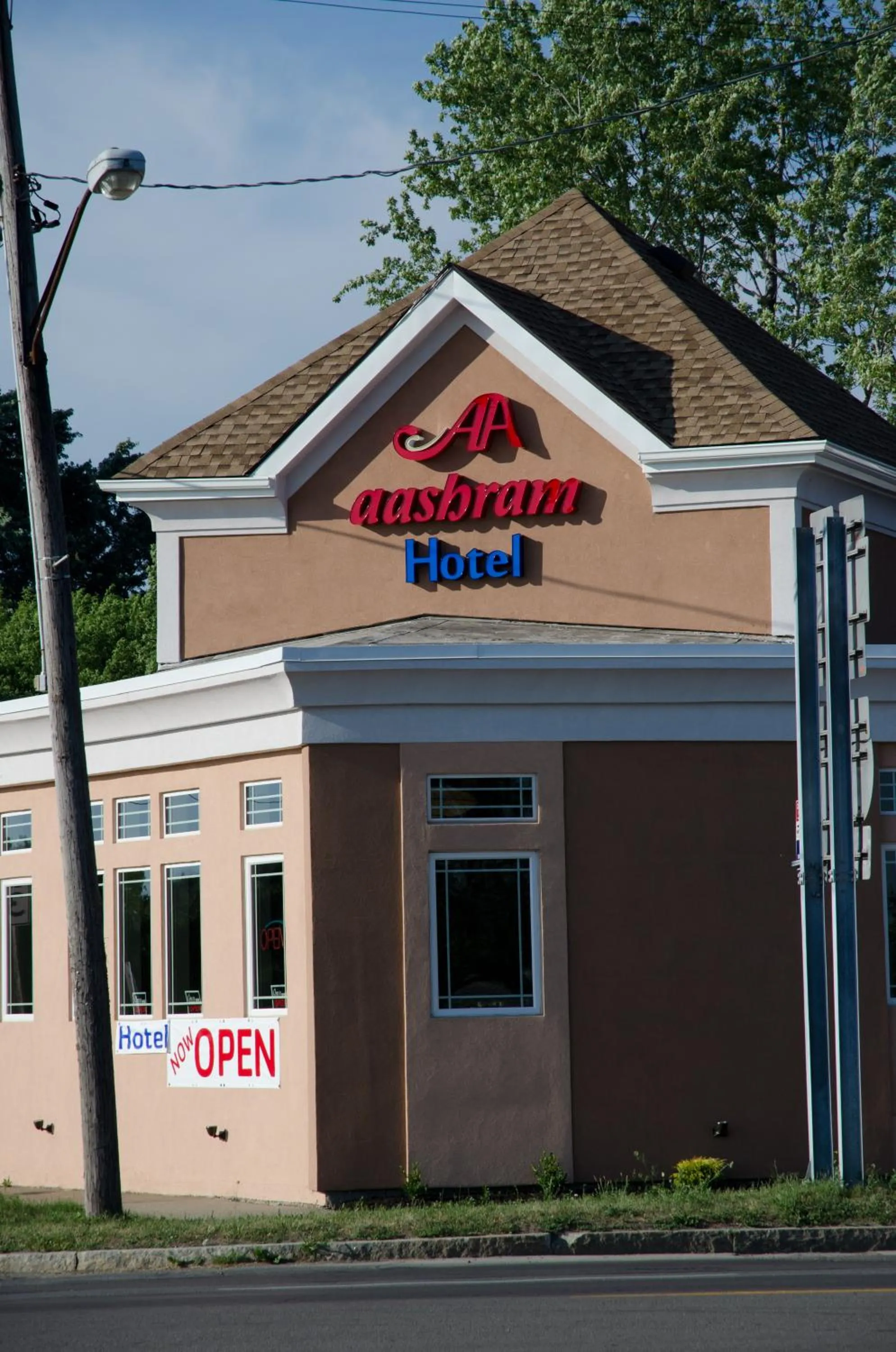 Facade/entrance in Aashram Hotel by Niagara River