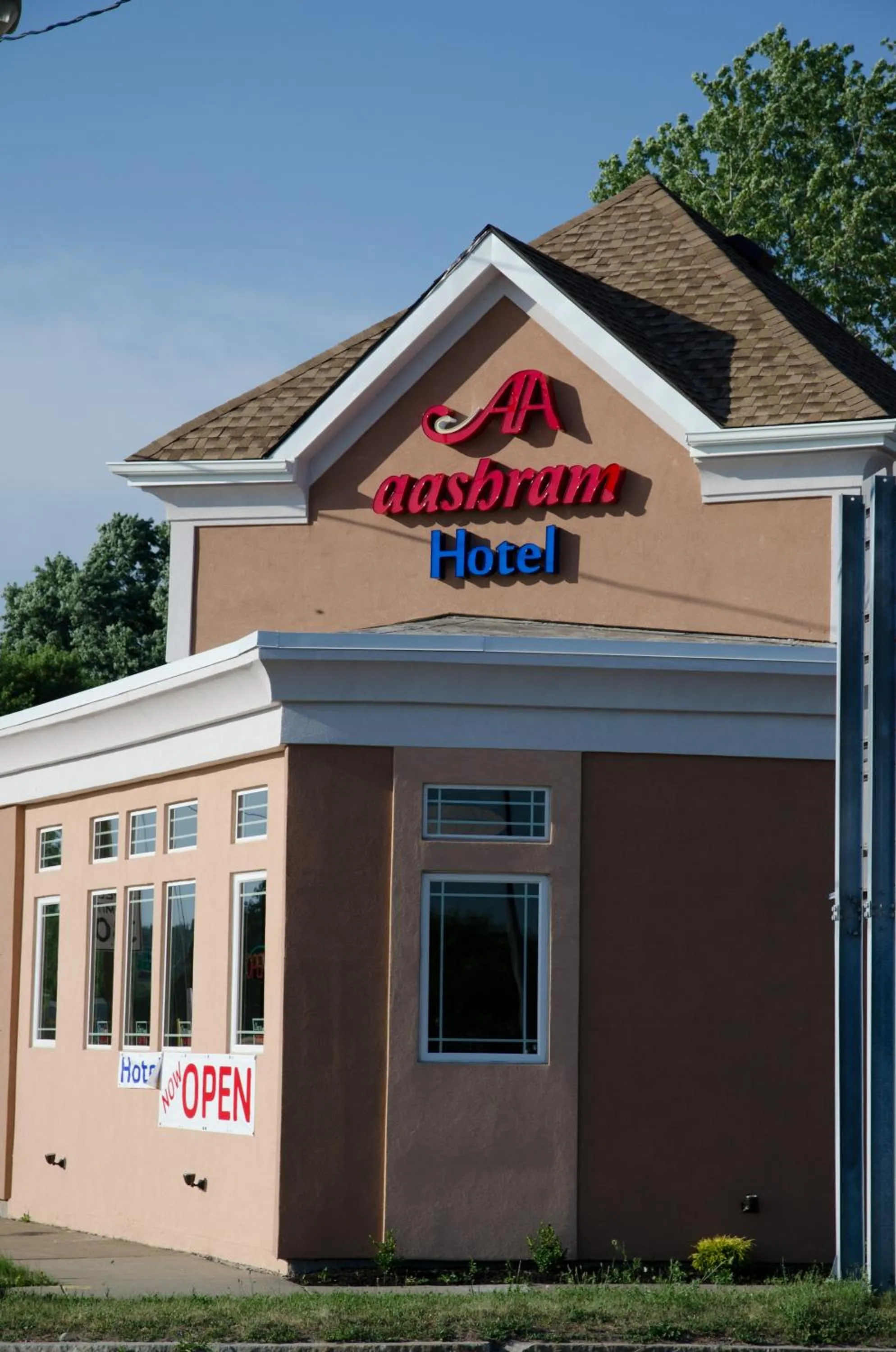 Facade/entrance in Aashram Hotel by Niagara River