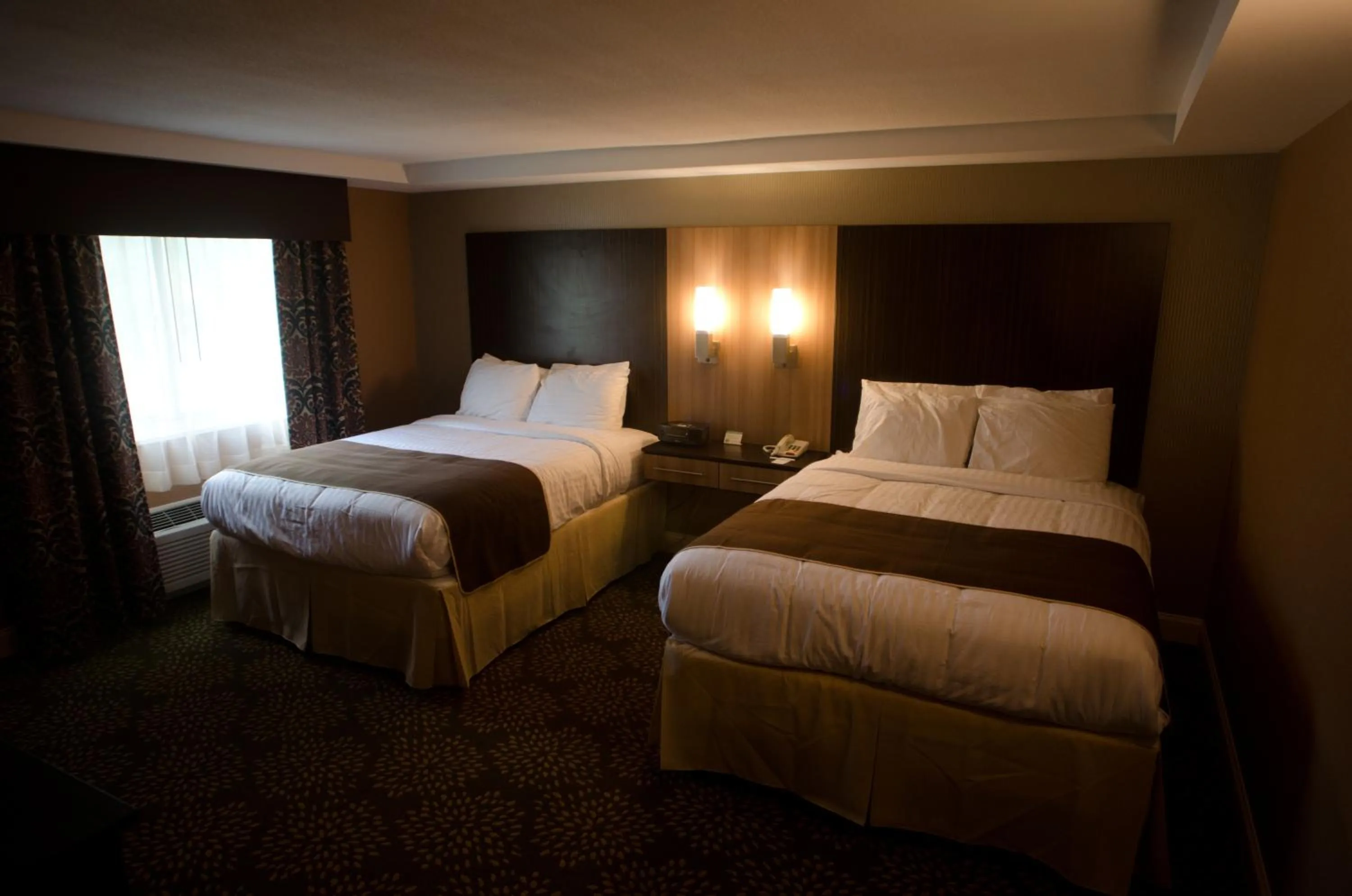 Bed in Aashram Hotel by Niagara River