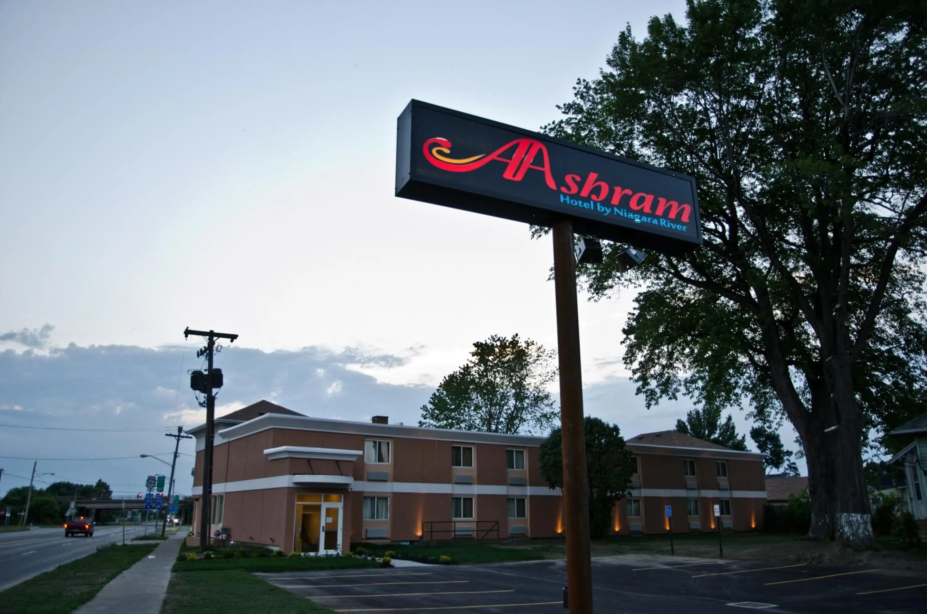 Facade/entrance in Aashram Hotel by Niagara River