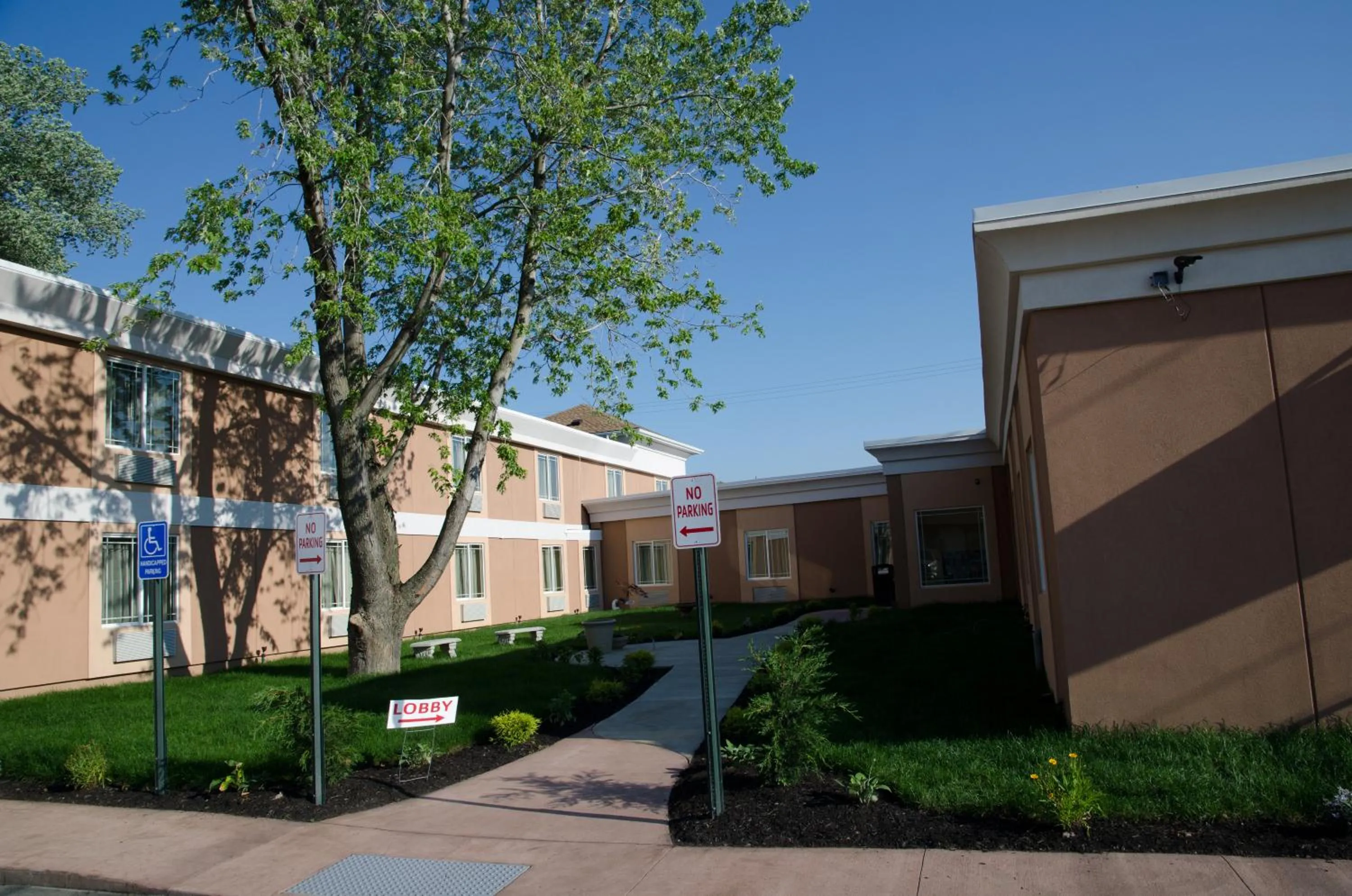 Facade/entrance in Aashram Hotel by Niagara River