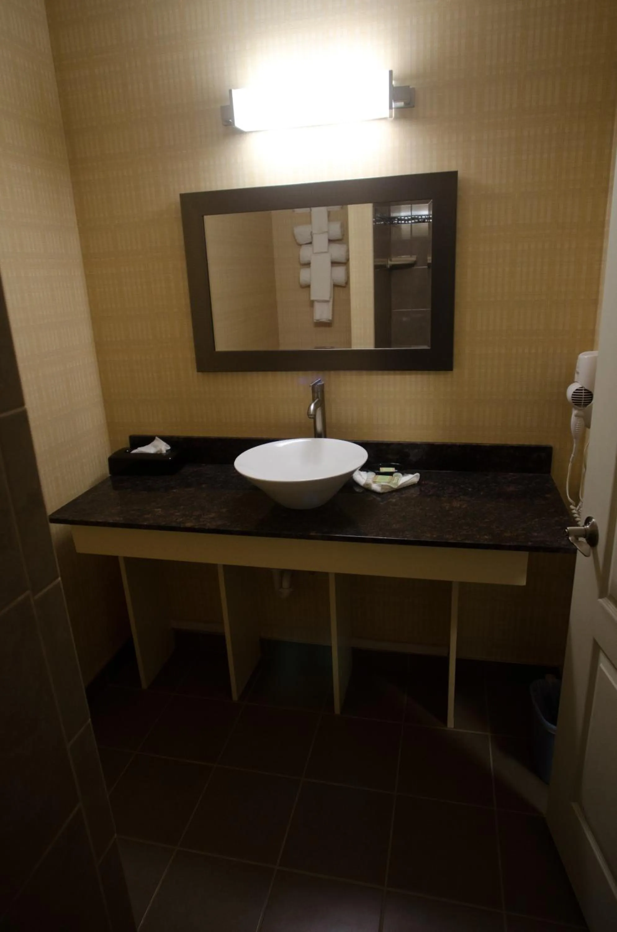 Bathroom in Aashram Hotel by Niagara River