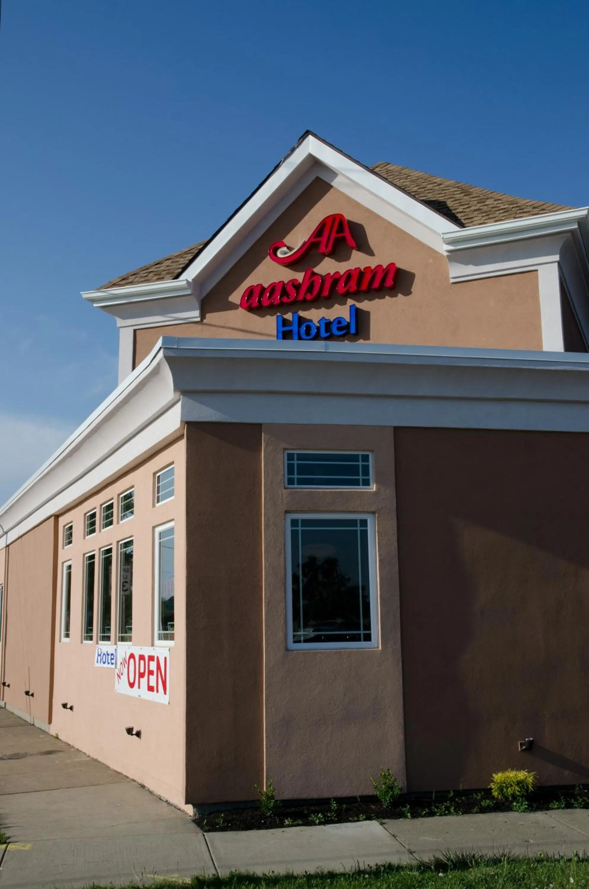 Facade/entrance in Aashram Hotel by Niagara River