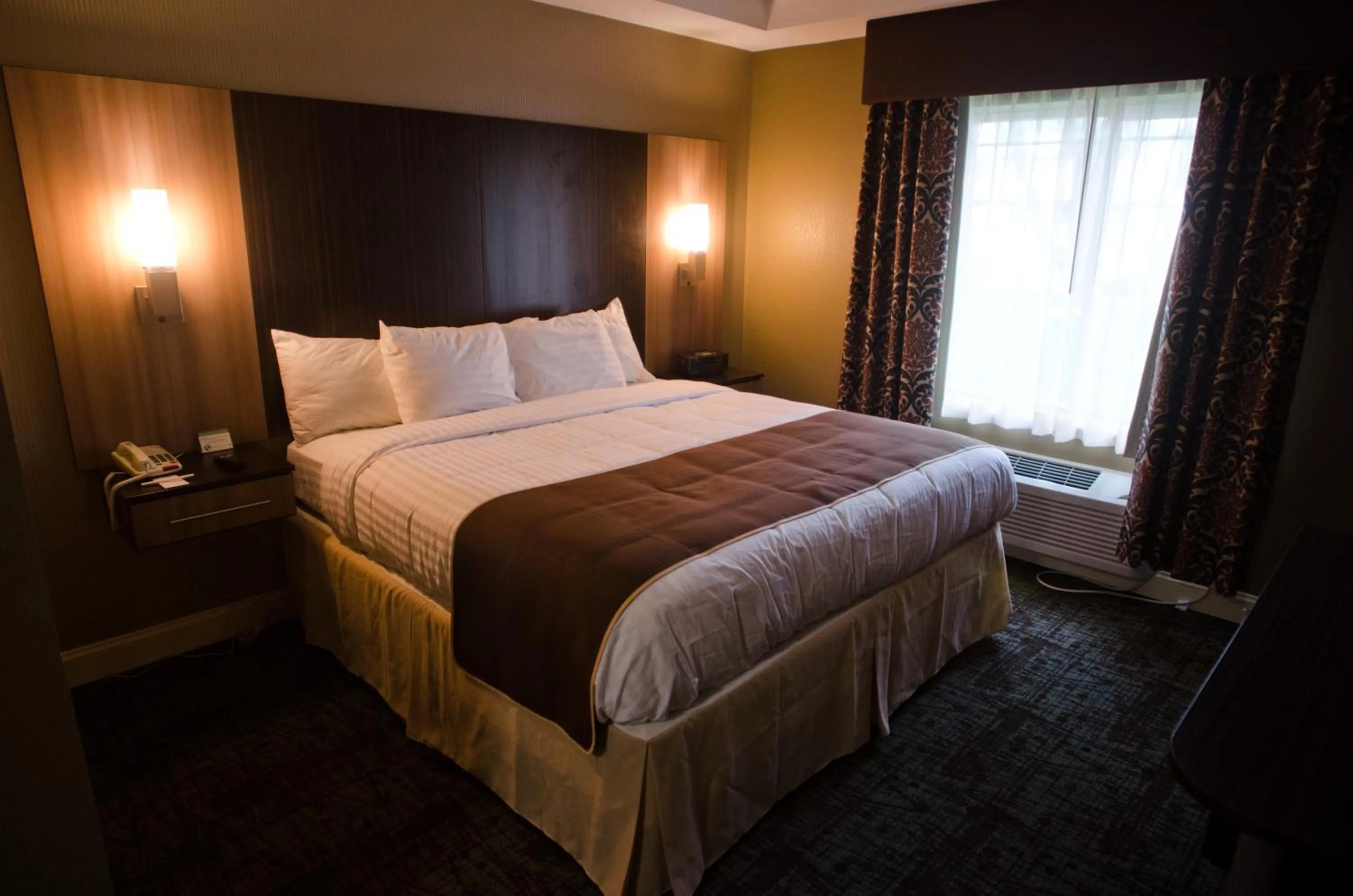 Bed in Aashram Hotel by Niagara River