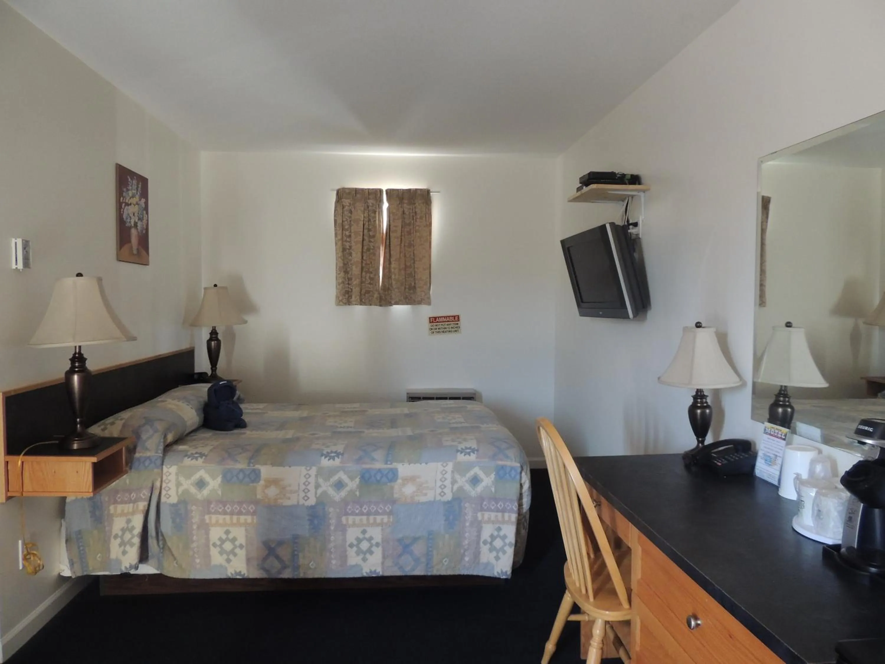 Photo of the whole room, Bed in 100 Mile Motel & RV Park