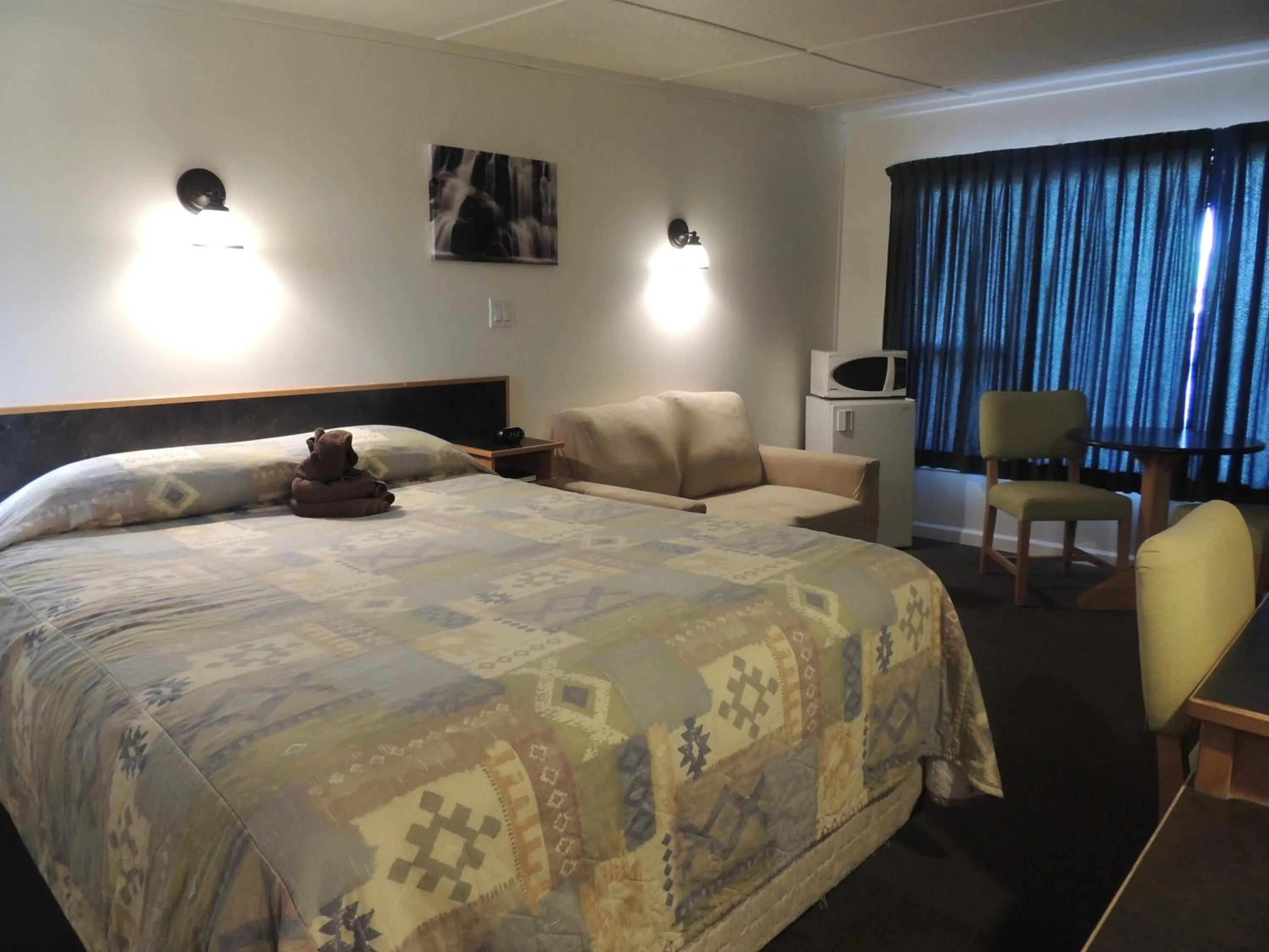 Photo of the whole room, Bed in 100 Mile Motel & RV Park