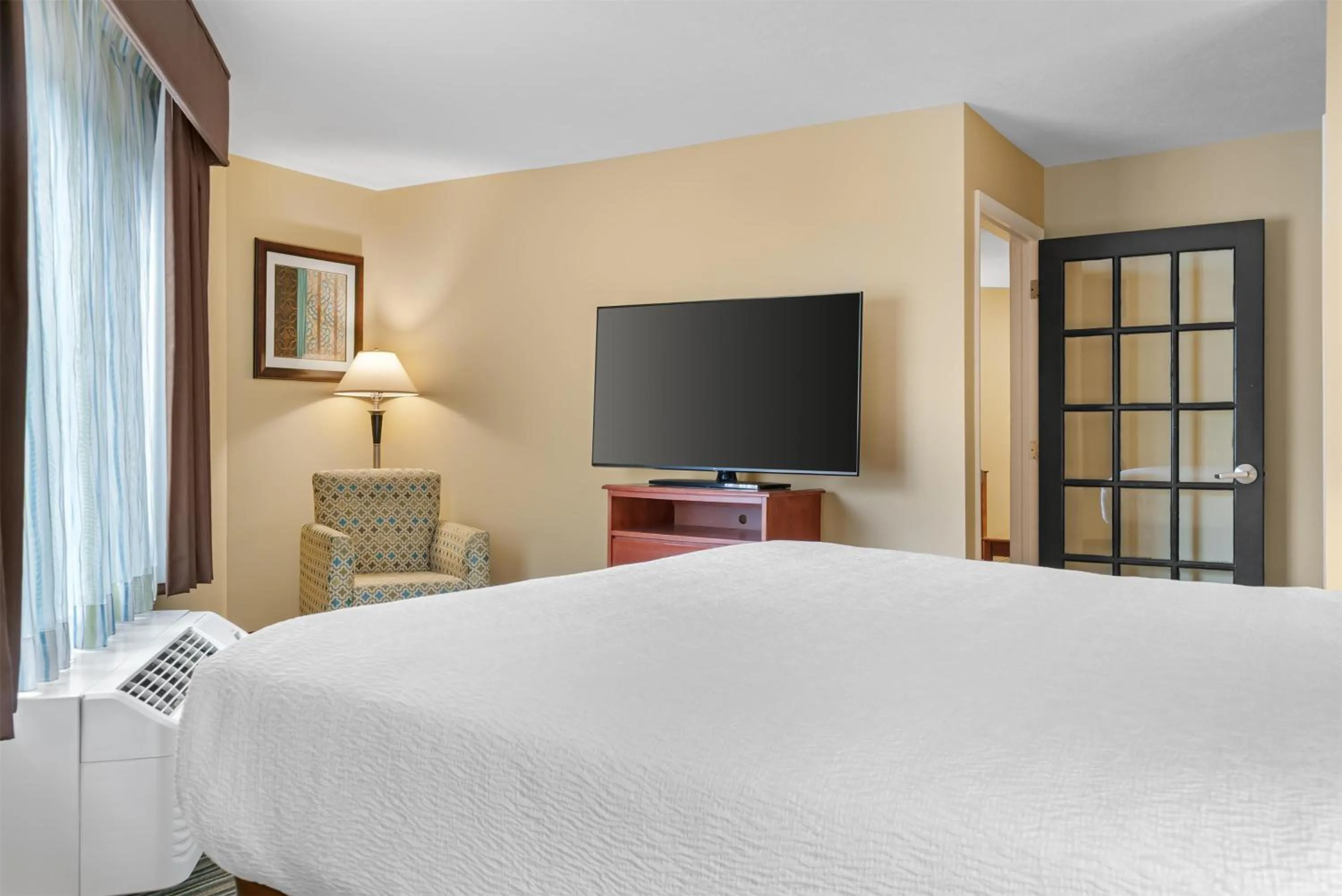 Photo of the whole room, Bed in Best Western Plus Traverse City