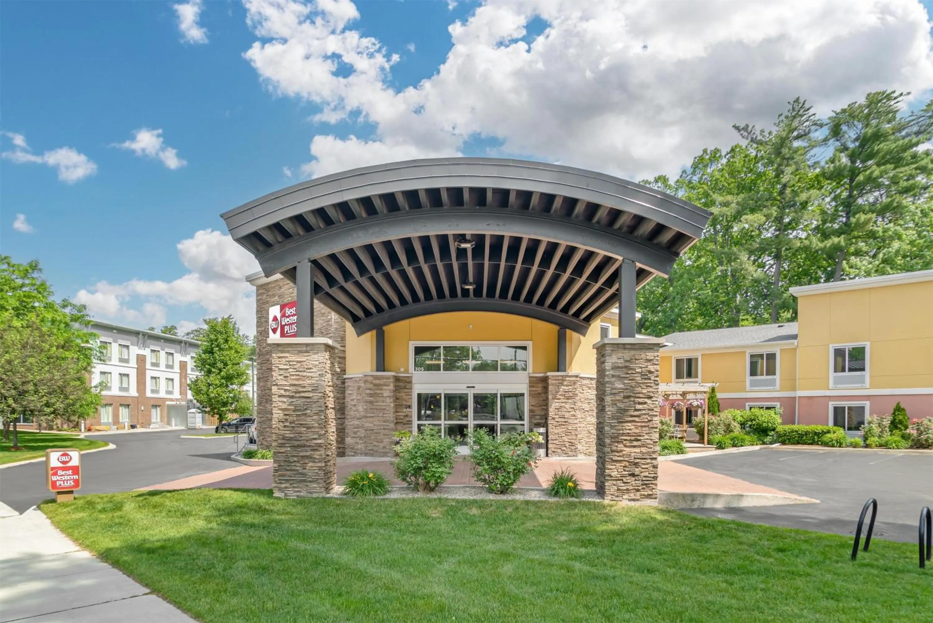 Property building in Best Western Plus Traverse City