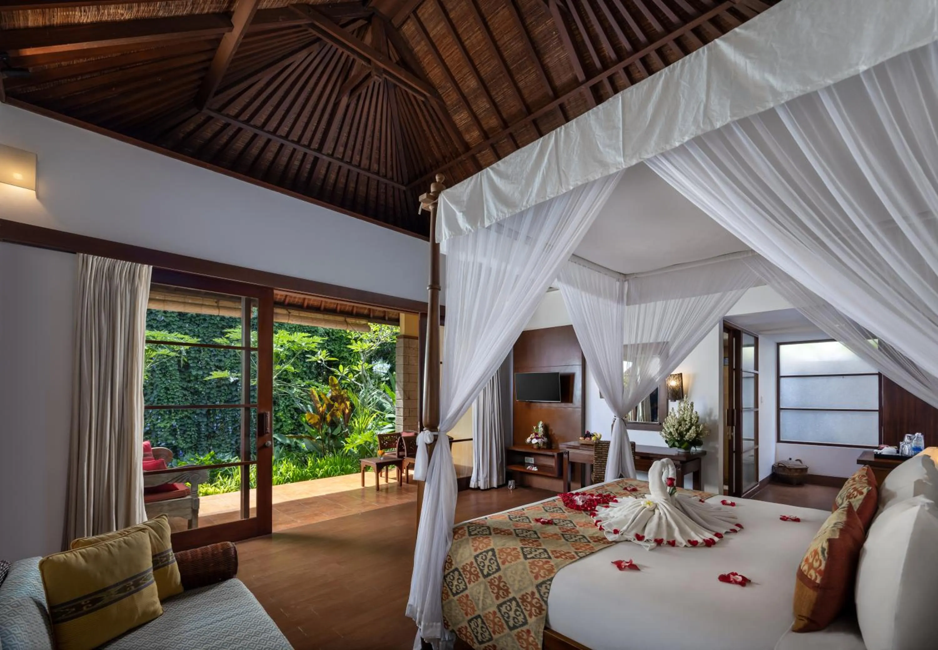 Bed in Kori Ubud Resort, Restaurant & Spa