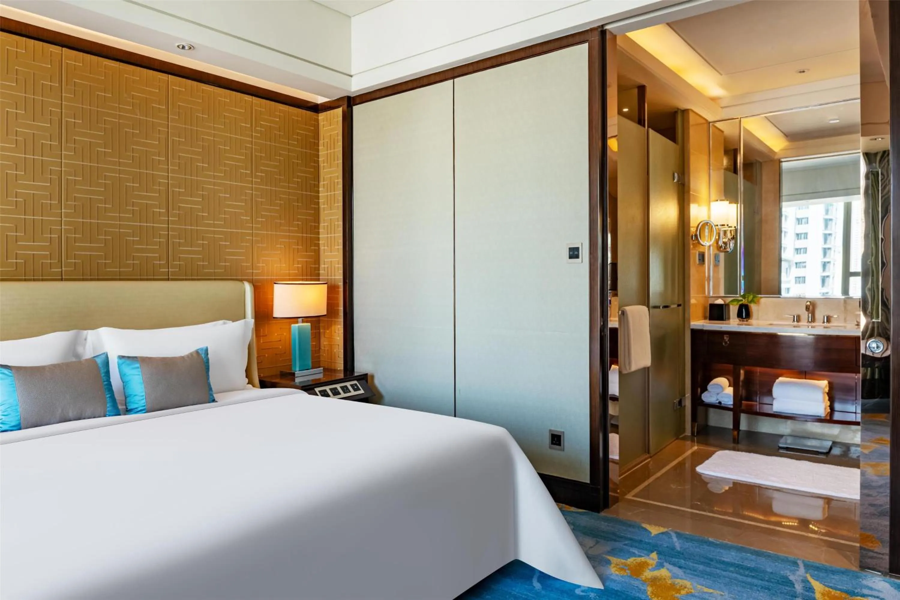 Photo of the whole room, Bed in Kempinski Hotel Xiamen