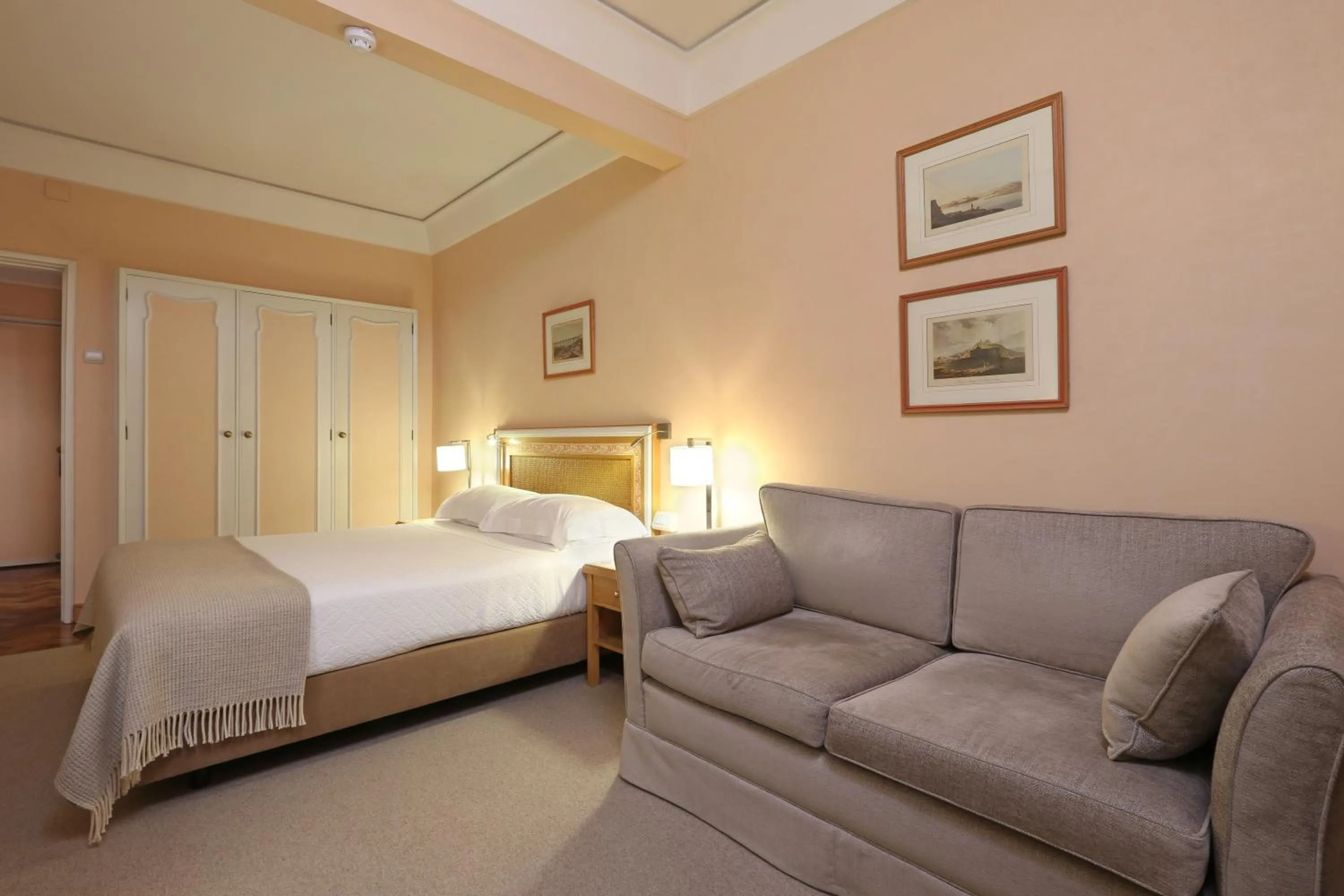 Photo of the whole room, Bed in Hotel Lisboa Plaza - Lisbon Heritage Collection - Avenida