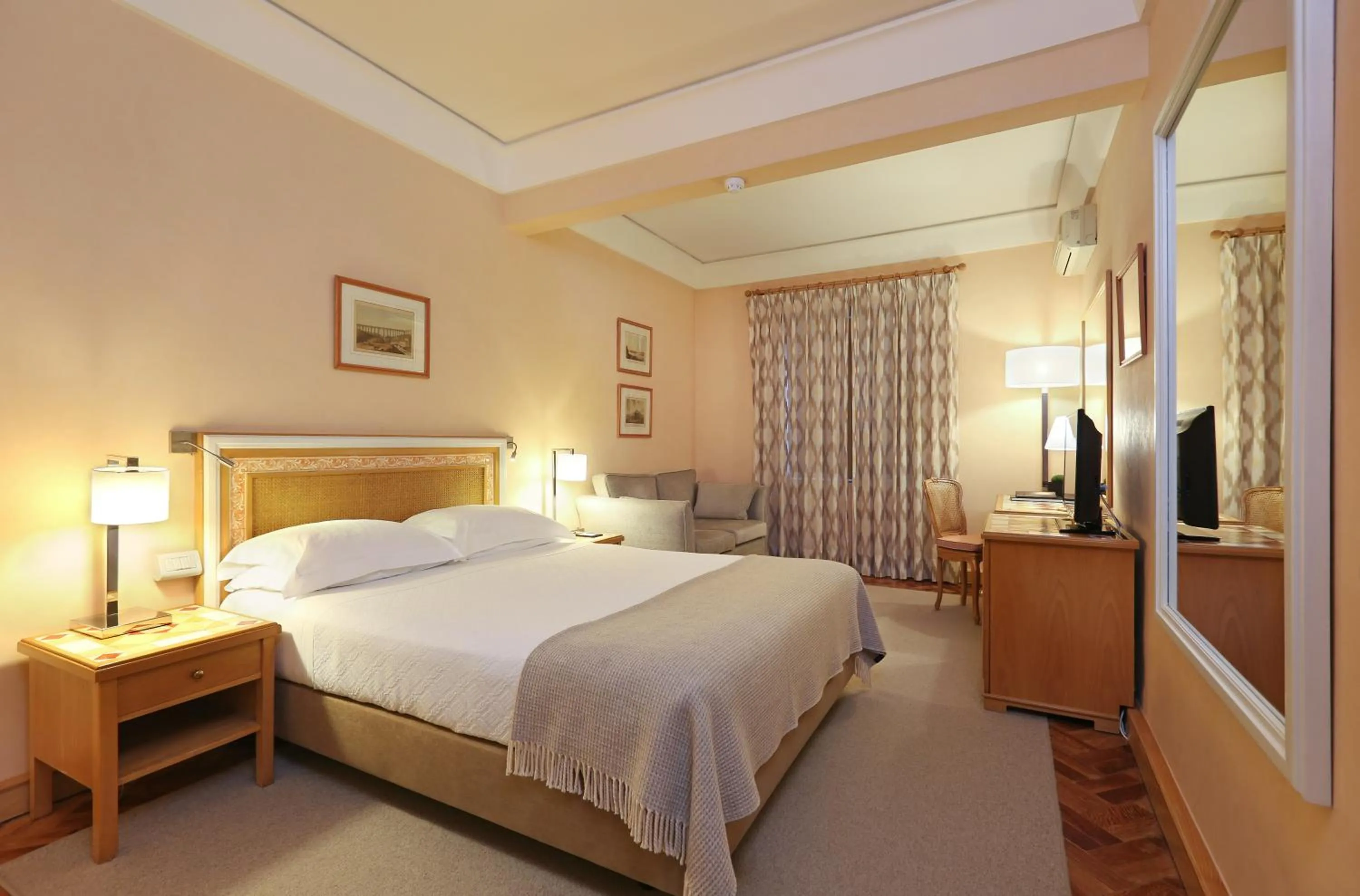 Photo of the whole room, Bed in Hotel Lisboa Plaza - Lisbon Heritage Collection - Avenida