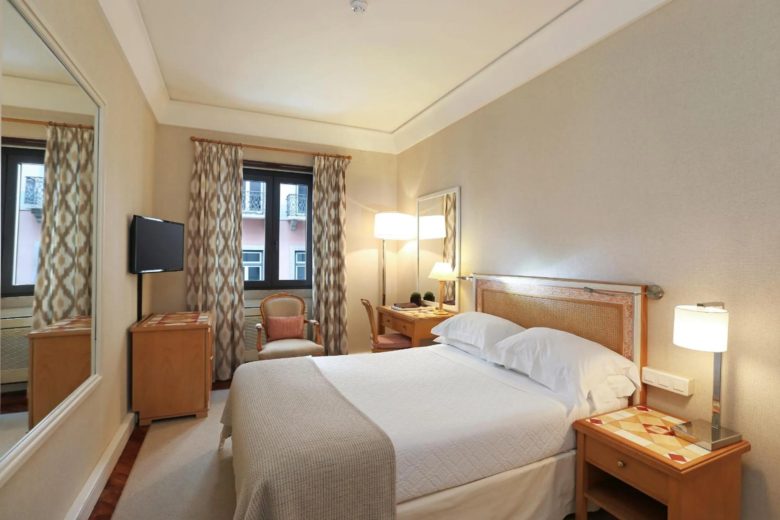 Bedroom, Bed in Hotel Lisboa Plaza - Lisbon Heritage Collection - Avenida