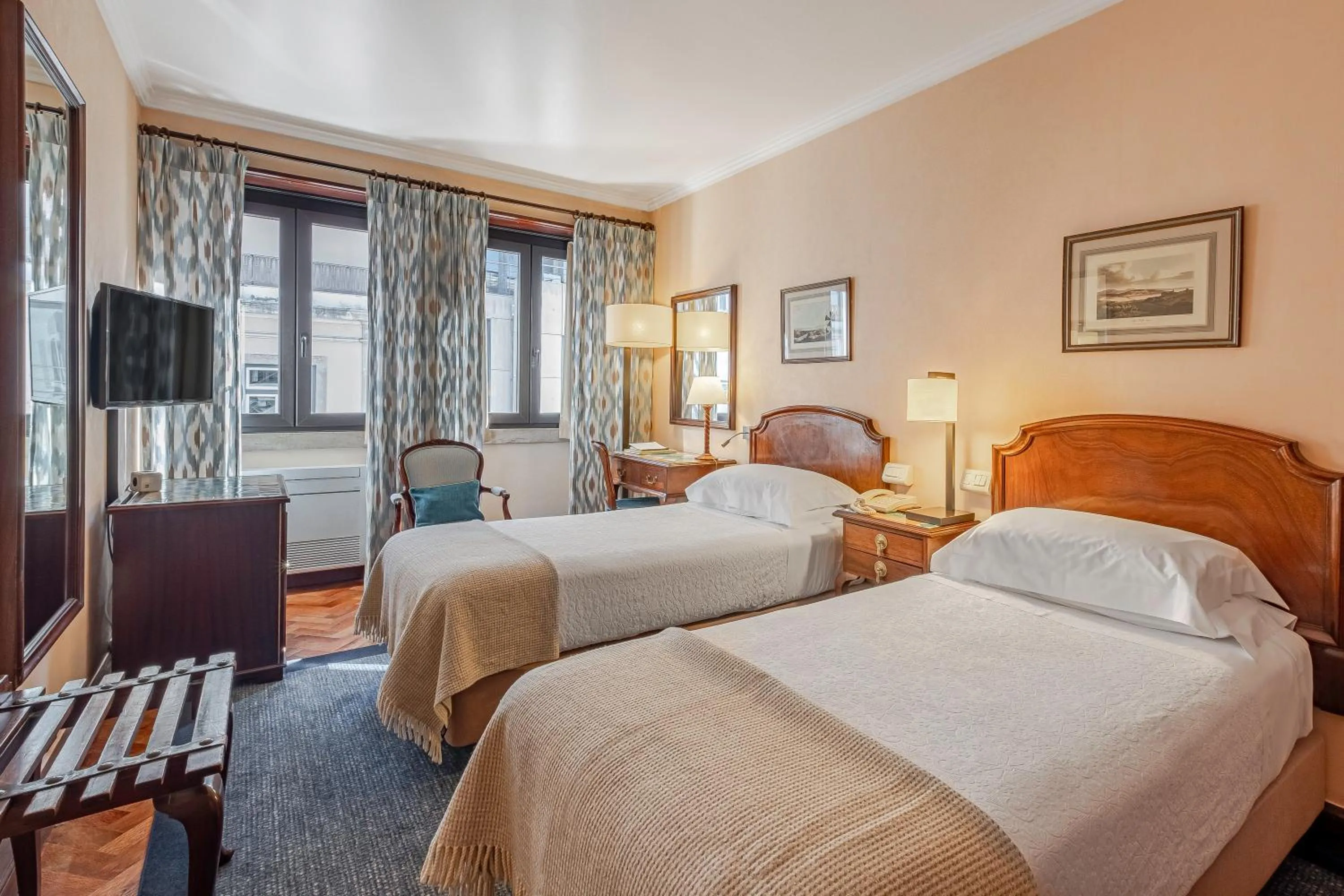 Bedroom, Bed in Hotel Lisboa Plaza - Lisbon Heritage Collection - Avenida