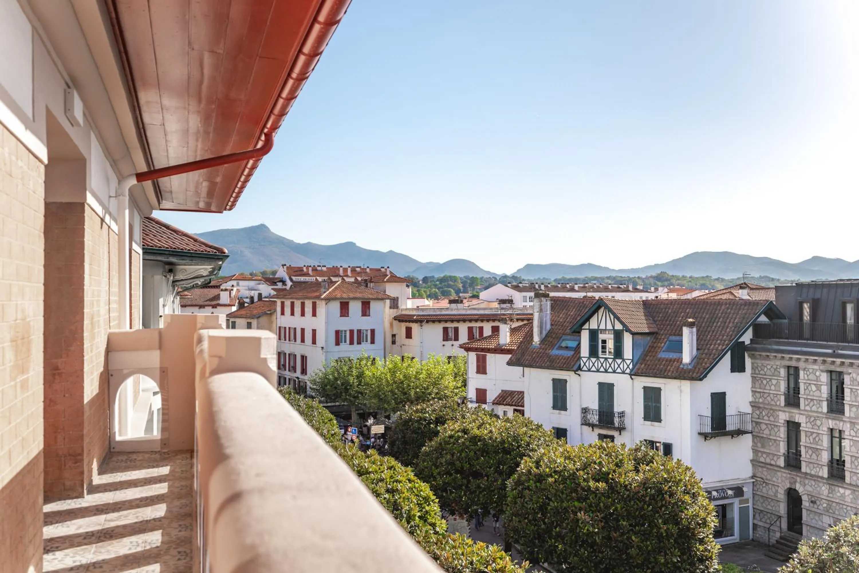 City view in MADISON Saint Jean de Luz - Handwritten Collection