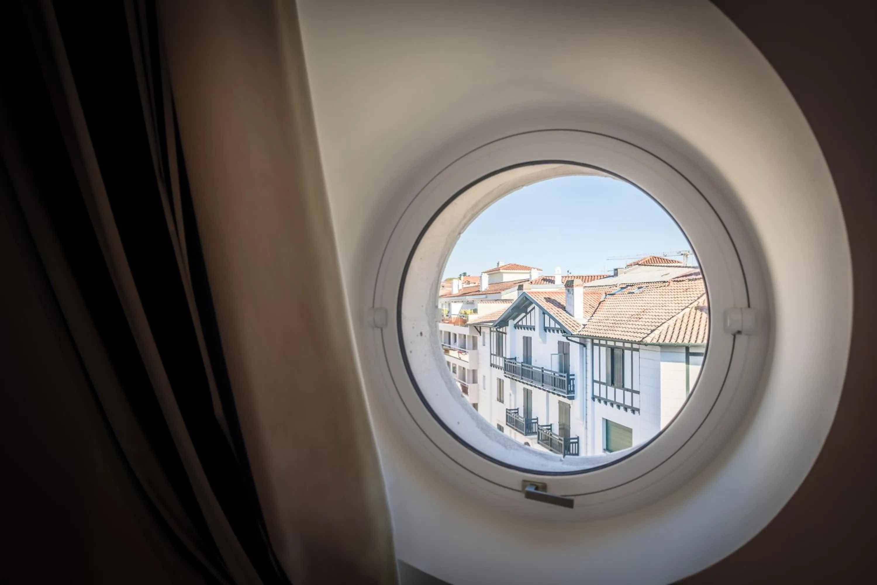 City view in MADISON Saint Jean de Luz - Handwritten Collection