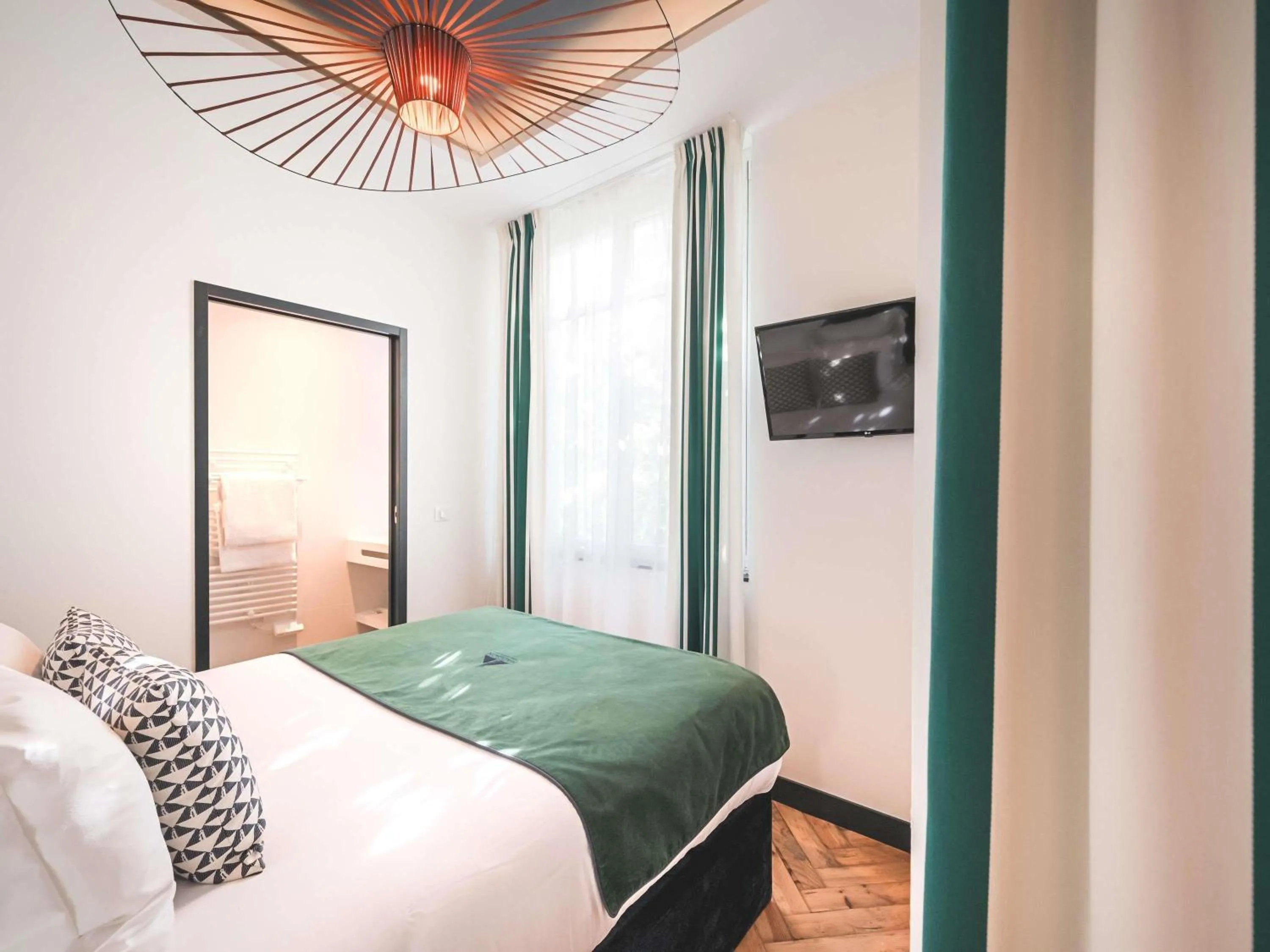 Bedroom, Bed in MADISON Saint Jean de Luz - Handwritten Collection