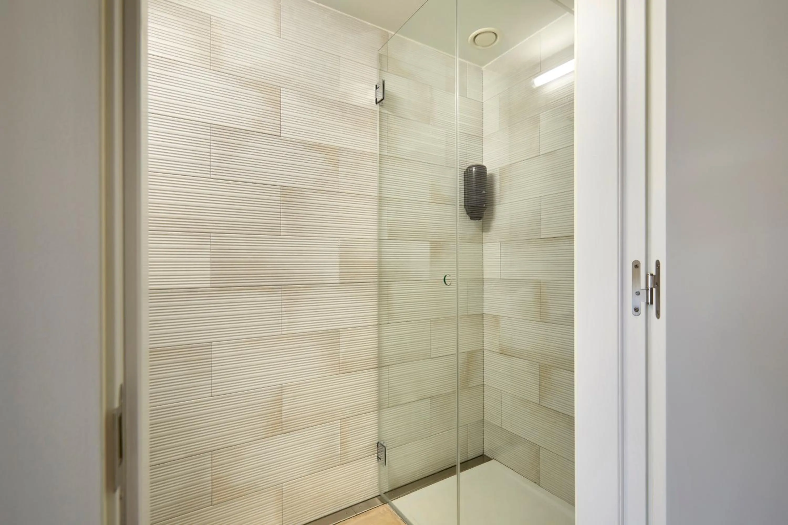 Shower in Unite Hostel Barcelona