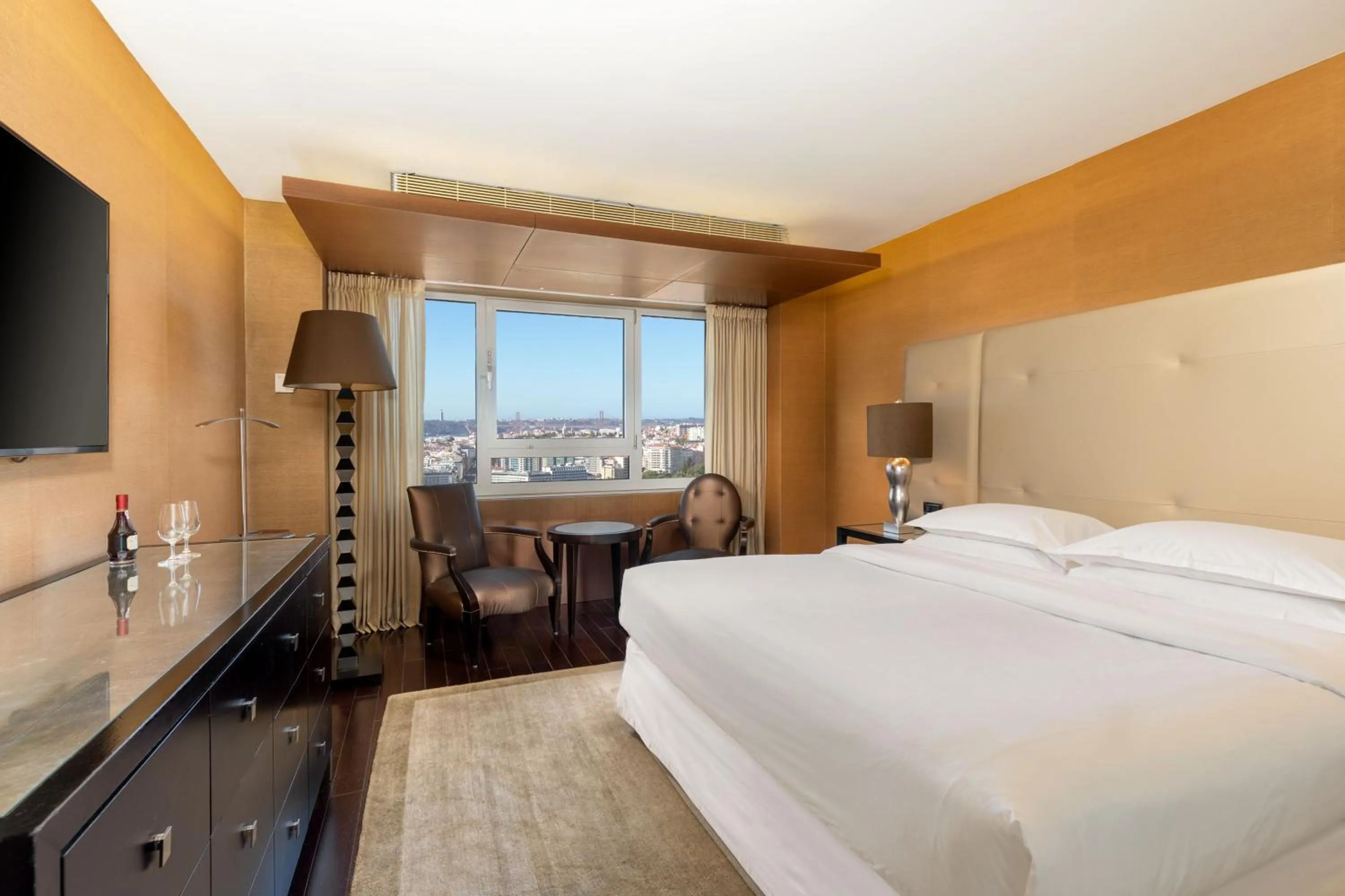 Photo of the whole room, Bed in Sheraton Lisboa Hotel & Spa